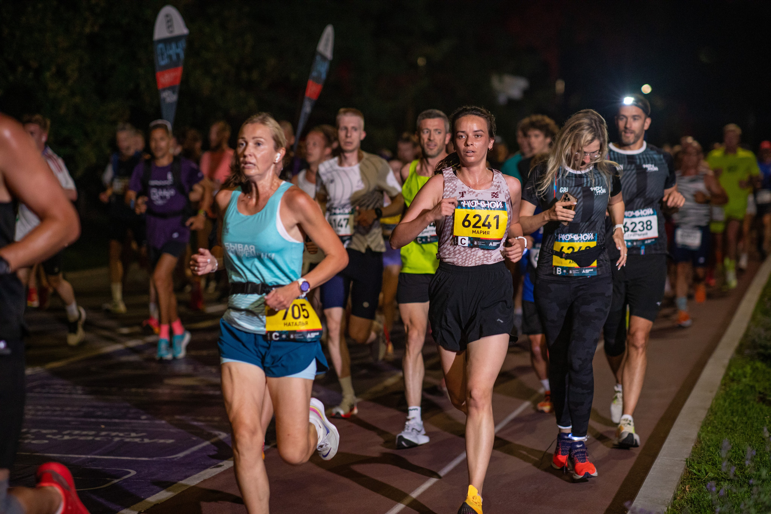 Ночной забег в ленте фотографий бегунов 03.08.24. Фотограф Сергей Ловкий