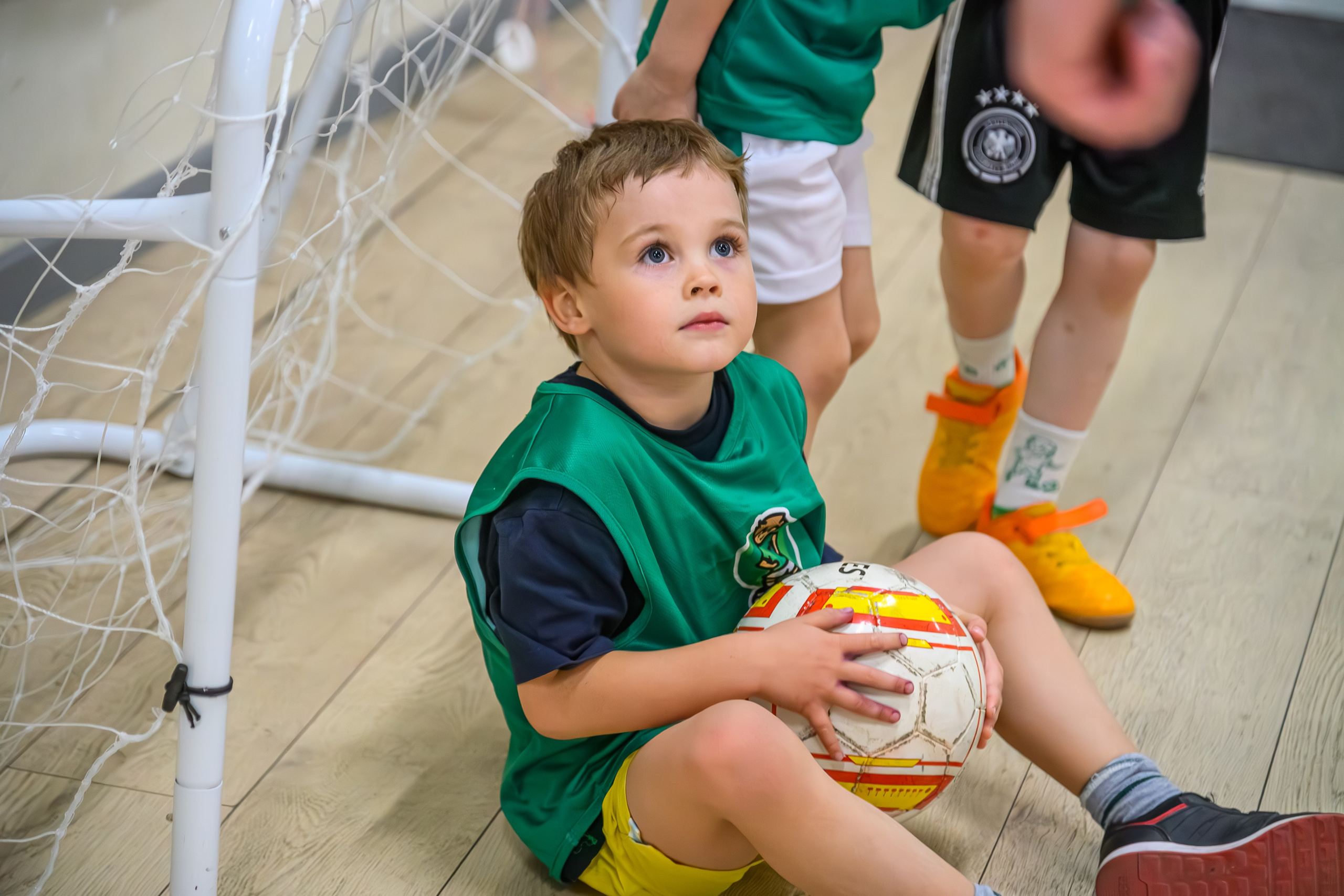 Репортажная фотосъемка детей в секции по футболу, в Москве с профессиональным репортажным фотографом. Обработка фото без фильтров, живые фото. 