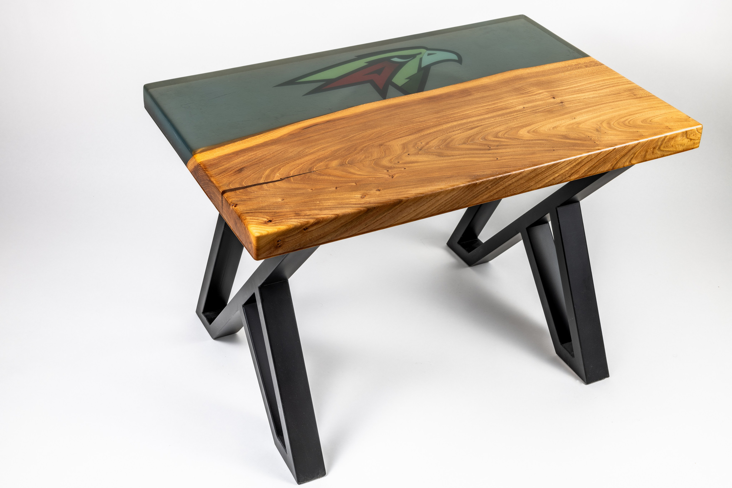 Стол с деревянной столешницей с зелёной эпоксидной вставкой и логотипом спортивной команды на черных металлических ножках