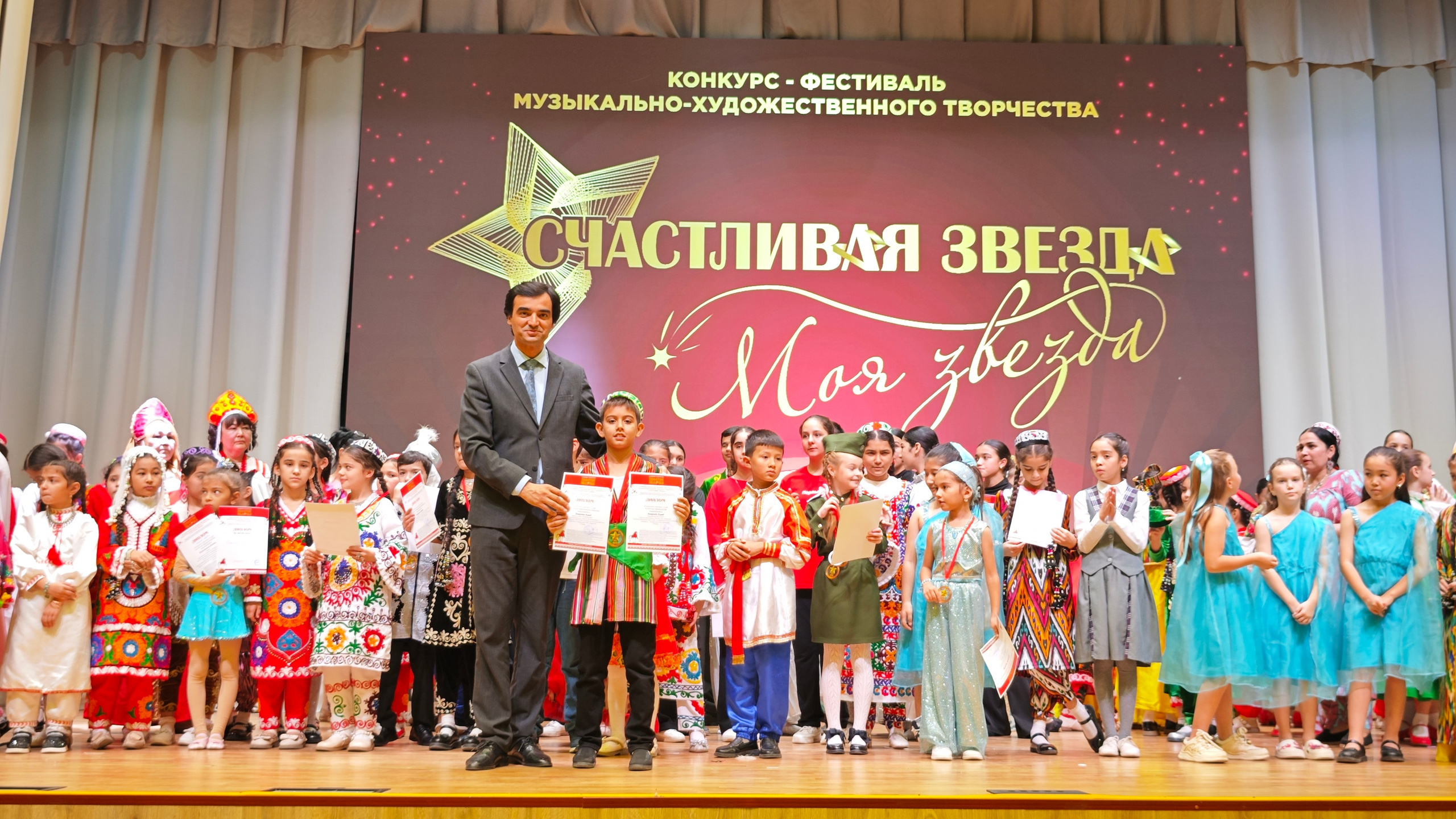 1 ноября 2025 г, г. Бохтар, Таджикистан. Золотое яблочко