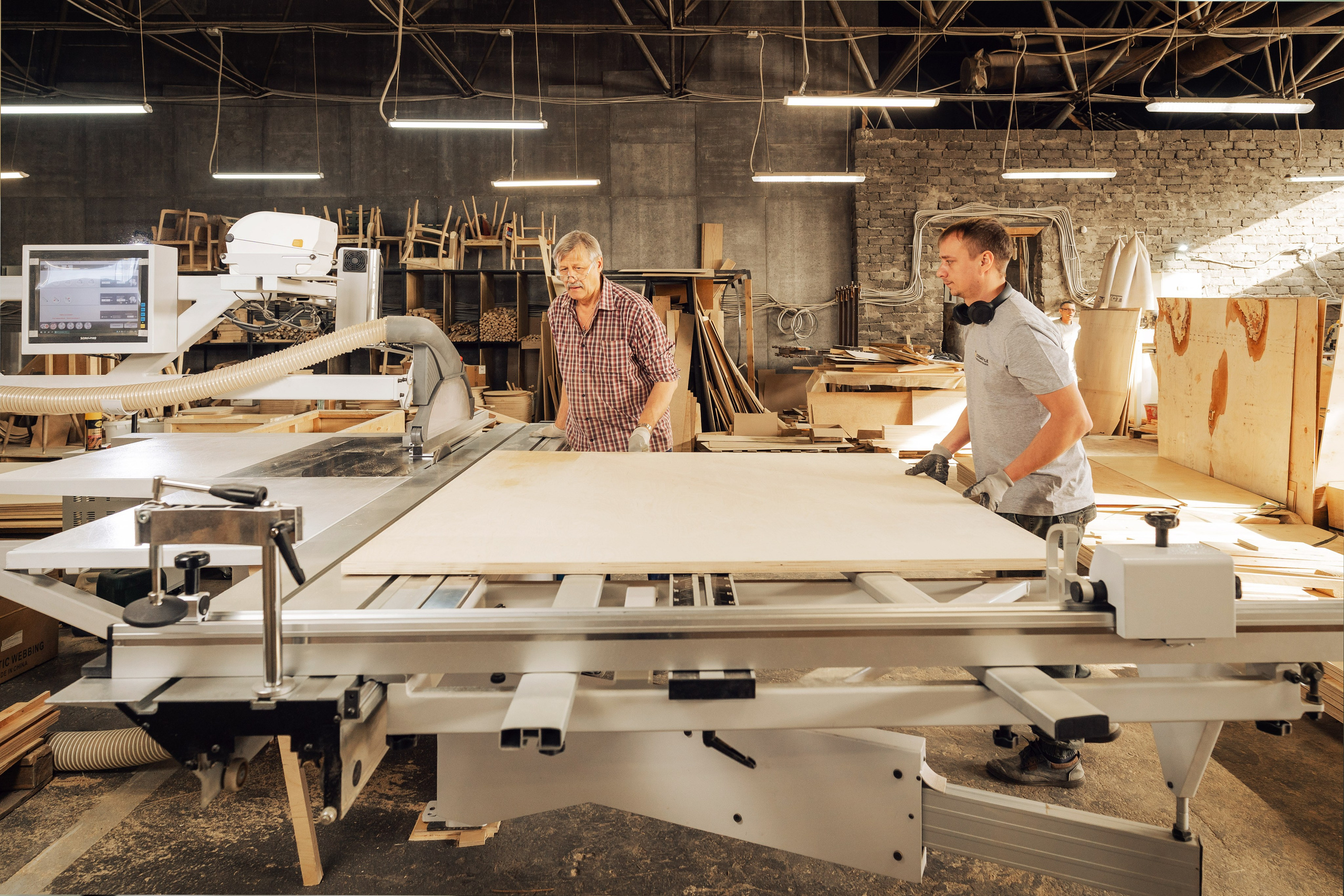 Раскрой фанерного листа на форматно-раскроечном центре с помощью ЧПУ