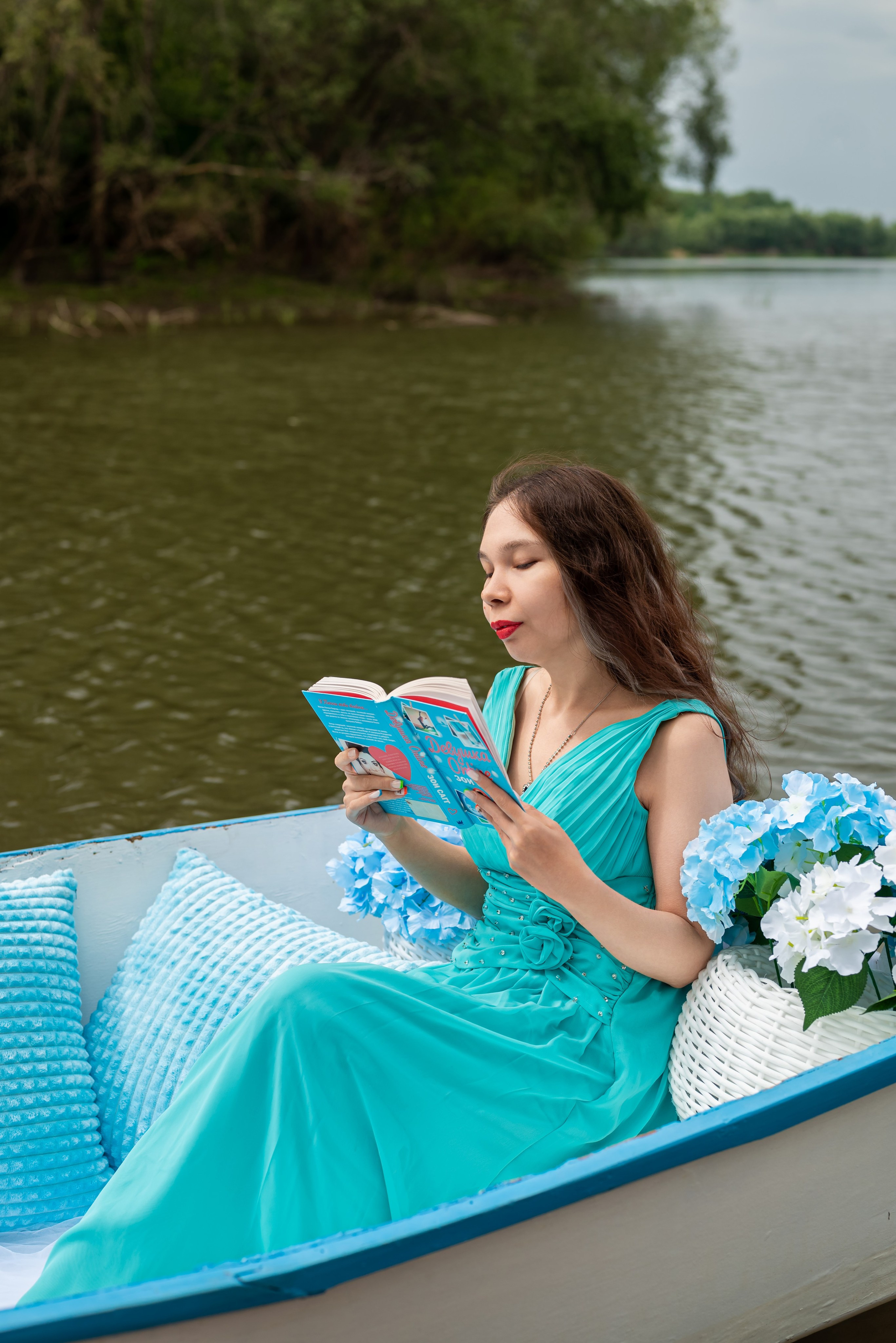 Фотопроект на лодке с голубыми гортензиями. Фотограф в городе Салават