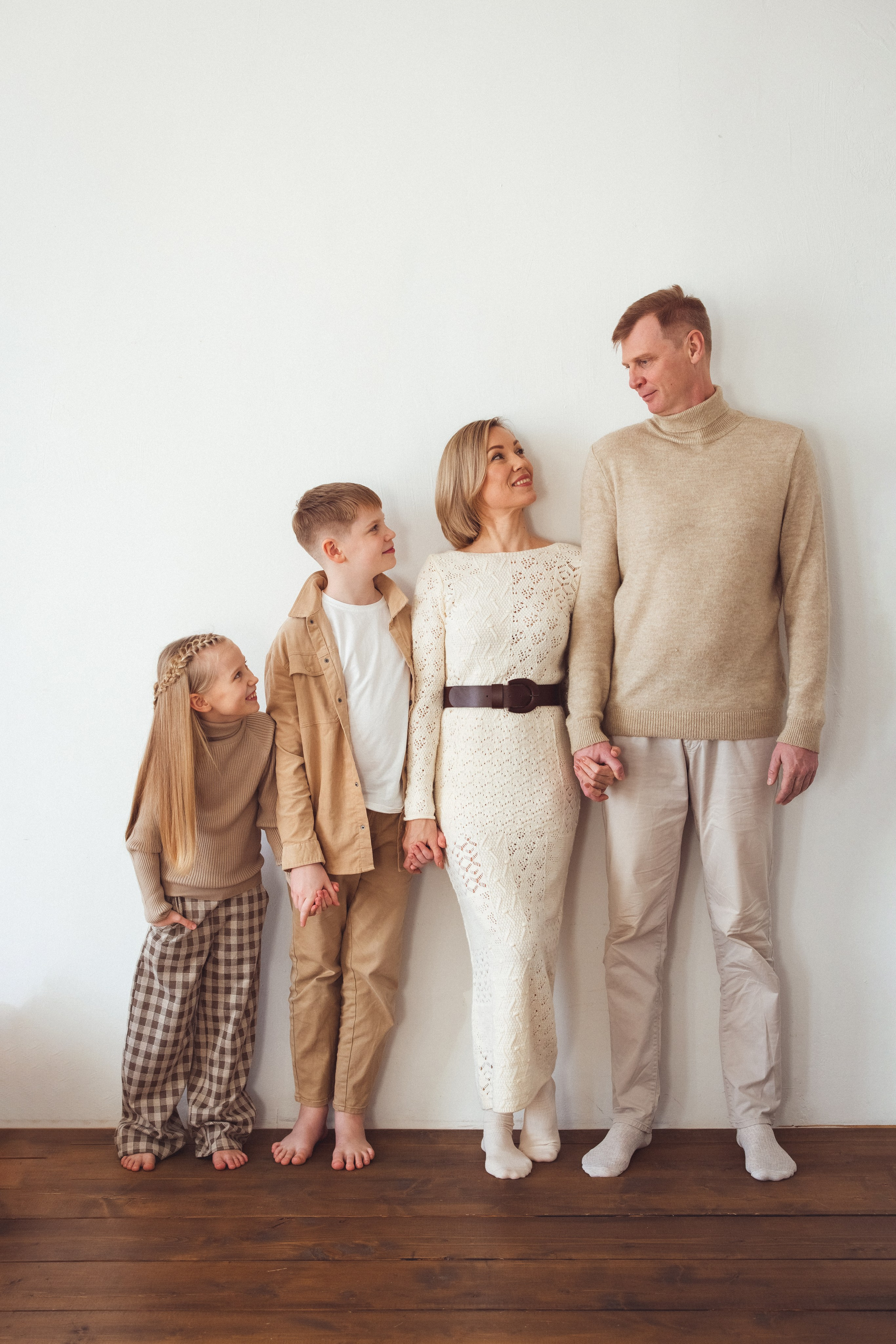 Семейная фотосессия в фотостудии «Mestone». Семейный и детский фотограф в Краснодаре Анна Трашкова