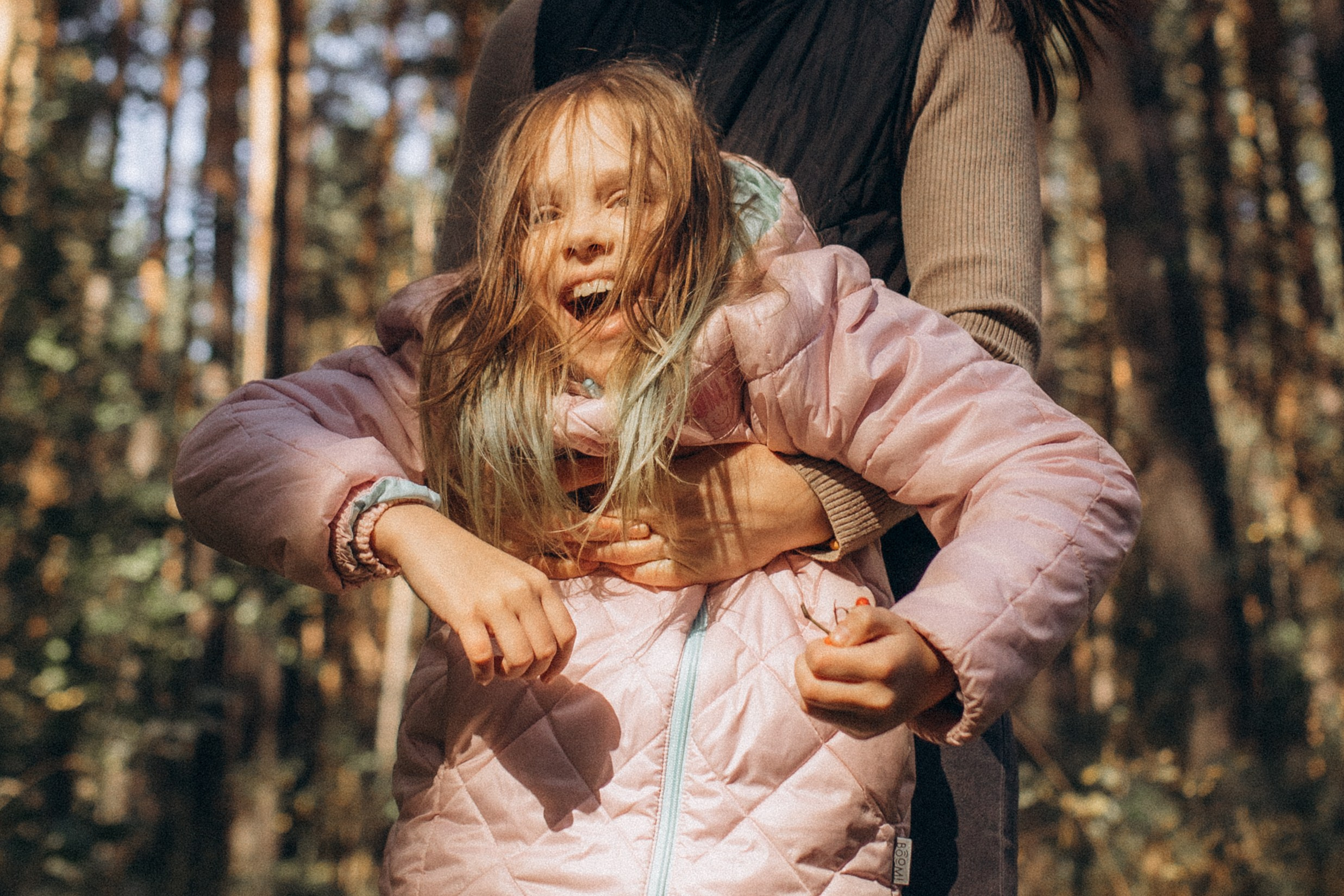 Аня с Ясей и Соней на Обском, осень. Семейный фотограф lifestyle в Новосибирске Елена Шпилевая