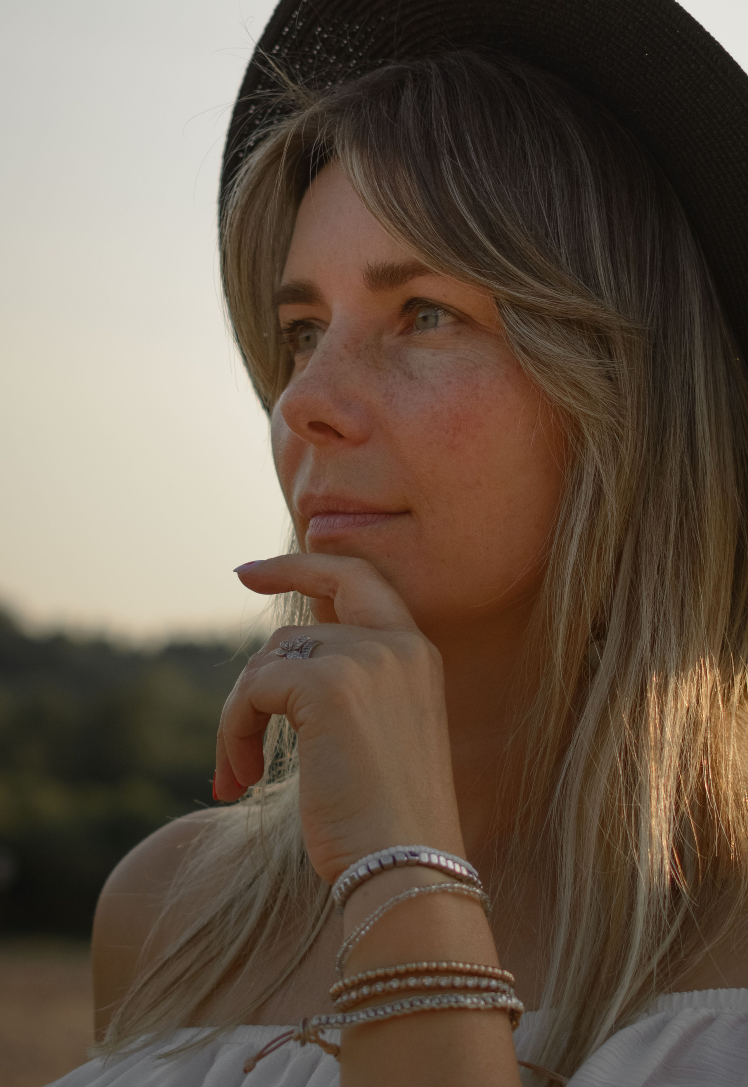 Анна. Женский портрет на конюшне. Портретный фотограф в Санкт-Петербурге Наталья Родионова