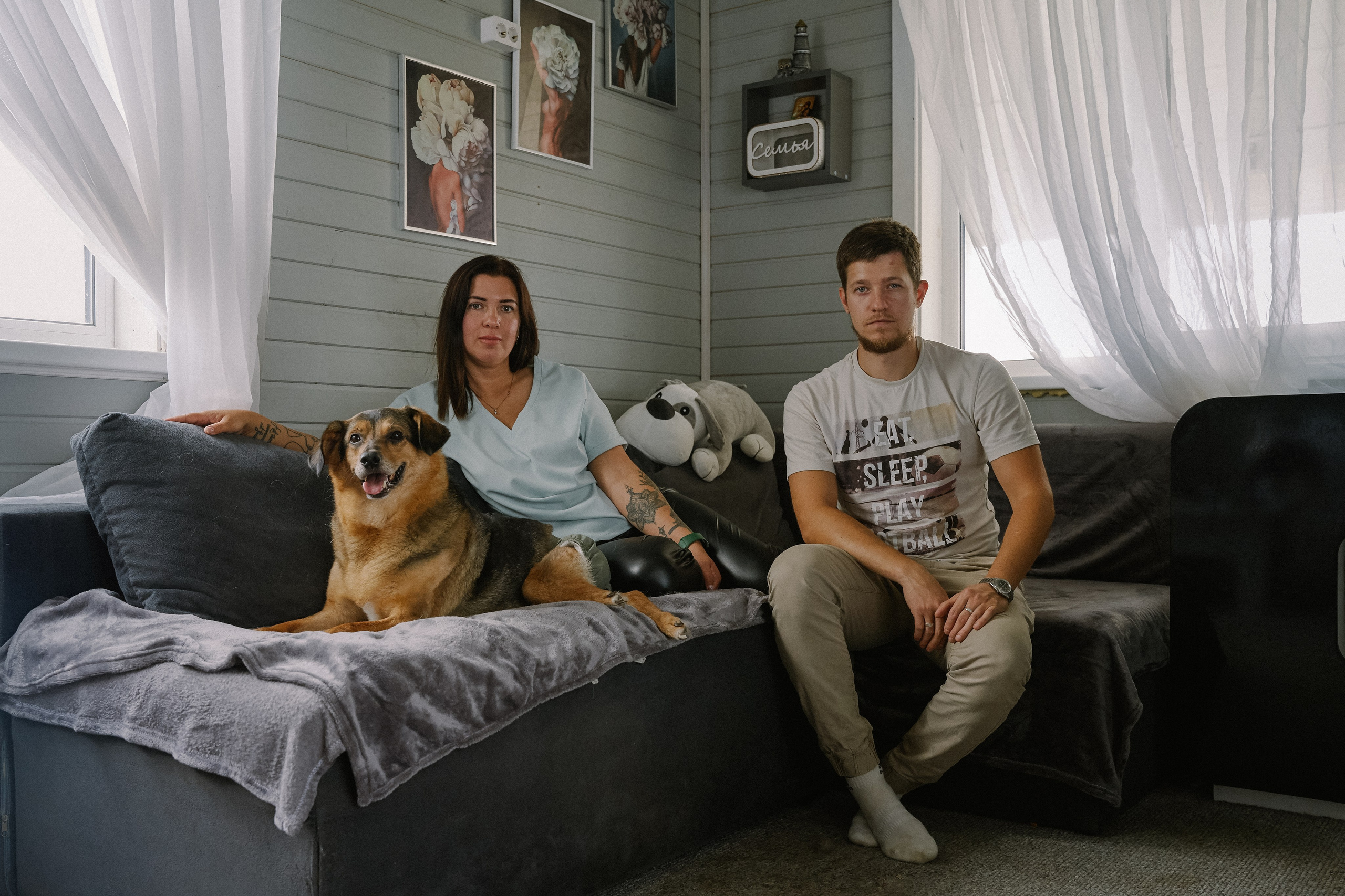 Люба, Дима и Кирюша. Санкт-Петербург, 2024. Люба с Димой профессионально занимаются передержкой собак с инвалидностью. К ним за помощью обращаются люди со всей страны, потому что ветврачи в регионах часто не знают, что делать с собакой, у которой по какой-либо причине перестали работать задние лапы — и в итоге рекомендуют эвтаназию. Ребята сотрудничают с фондом "Особый друг", который спасает собак спинальников с улиц. Кирюшу нашли в Астрахани в очень плохом состоянии: с простреленным позвоночником и открытыми ранами на бёдрах, и отправили Любе с Димой в Санкт-Петербург. Ребята думали, что Кирюша не выживет, но ему повезло