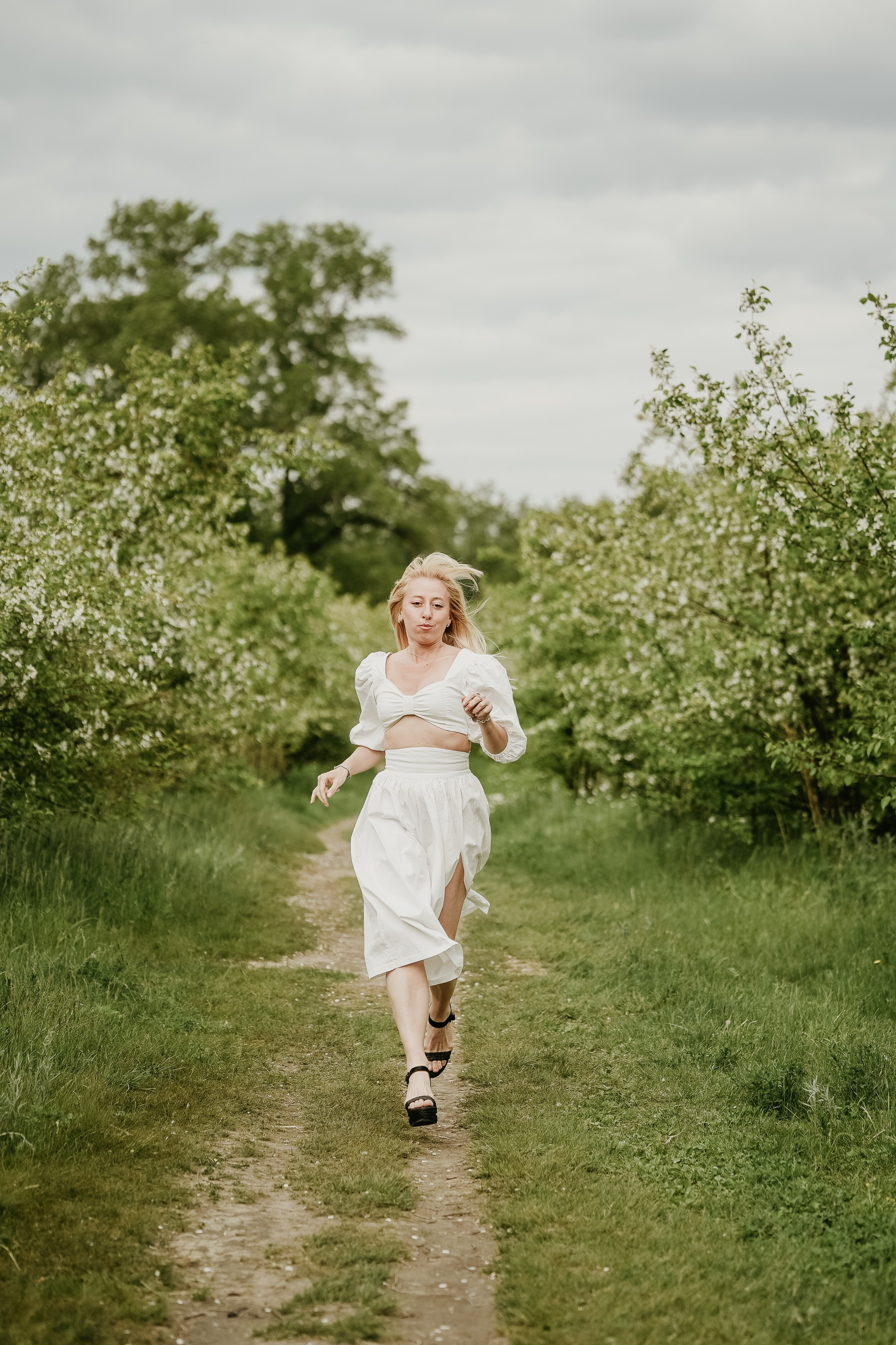 Фотосессия в цветущих яблонях. Фотограф Анна Герман. Красноярск