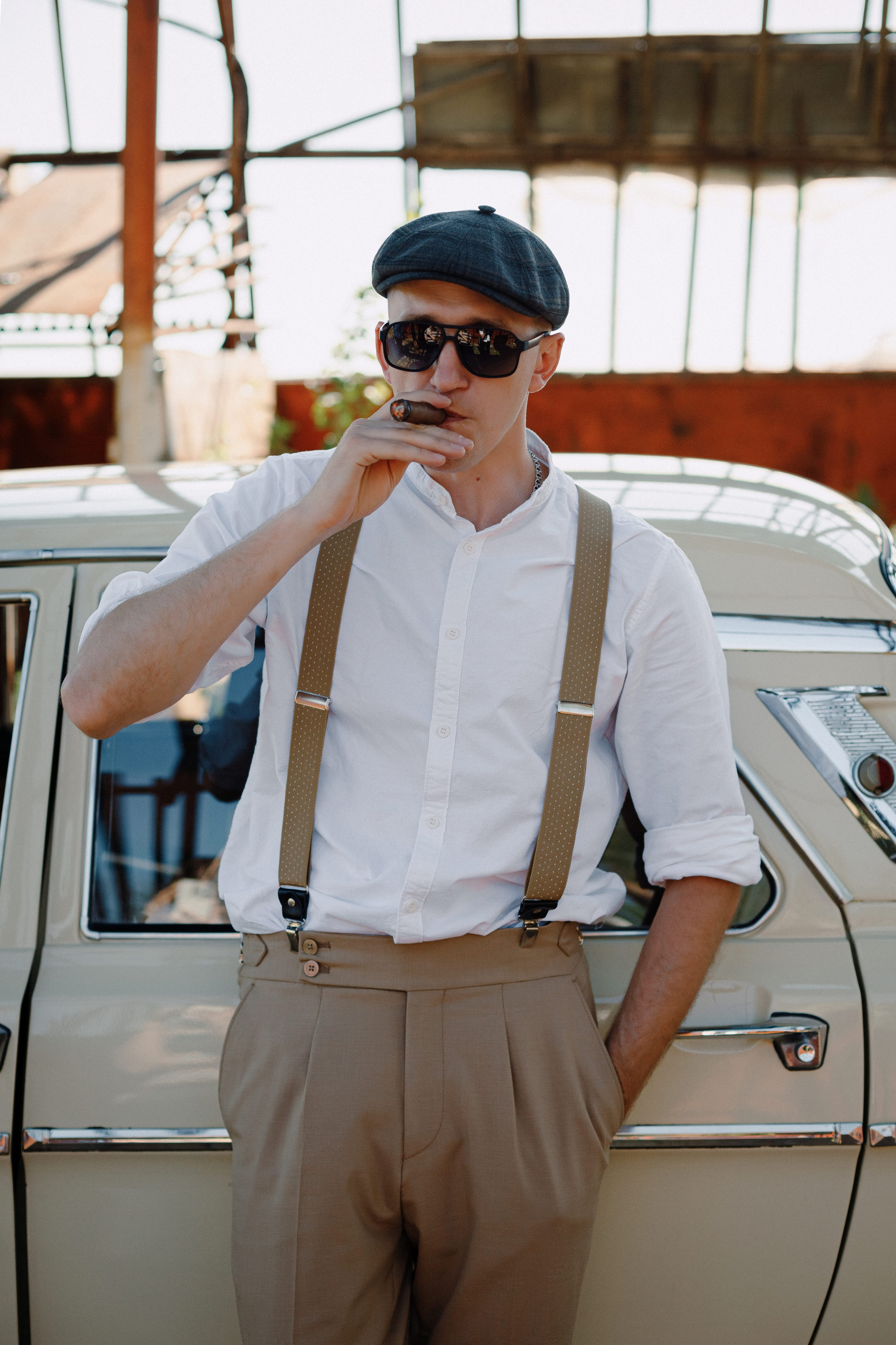 Портрет жениха Валентина у ретро-автомобиля во время свадебной фотосессии в Таганроге