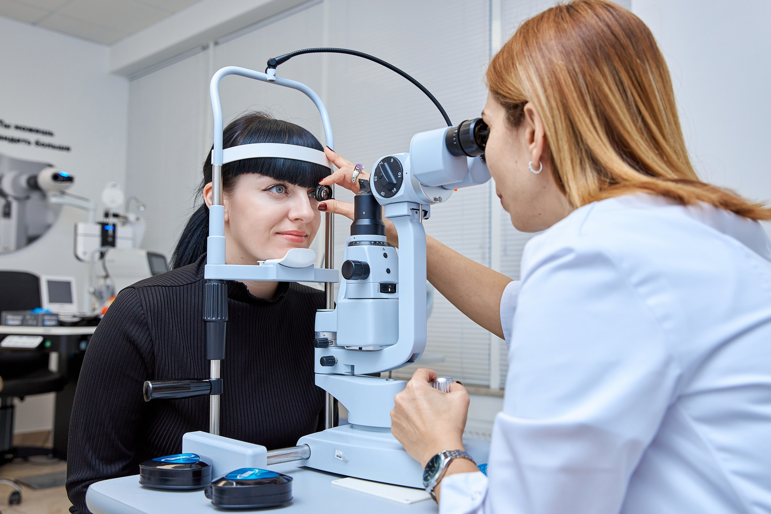 Осмотр специалистом глаз у пациента 