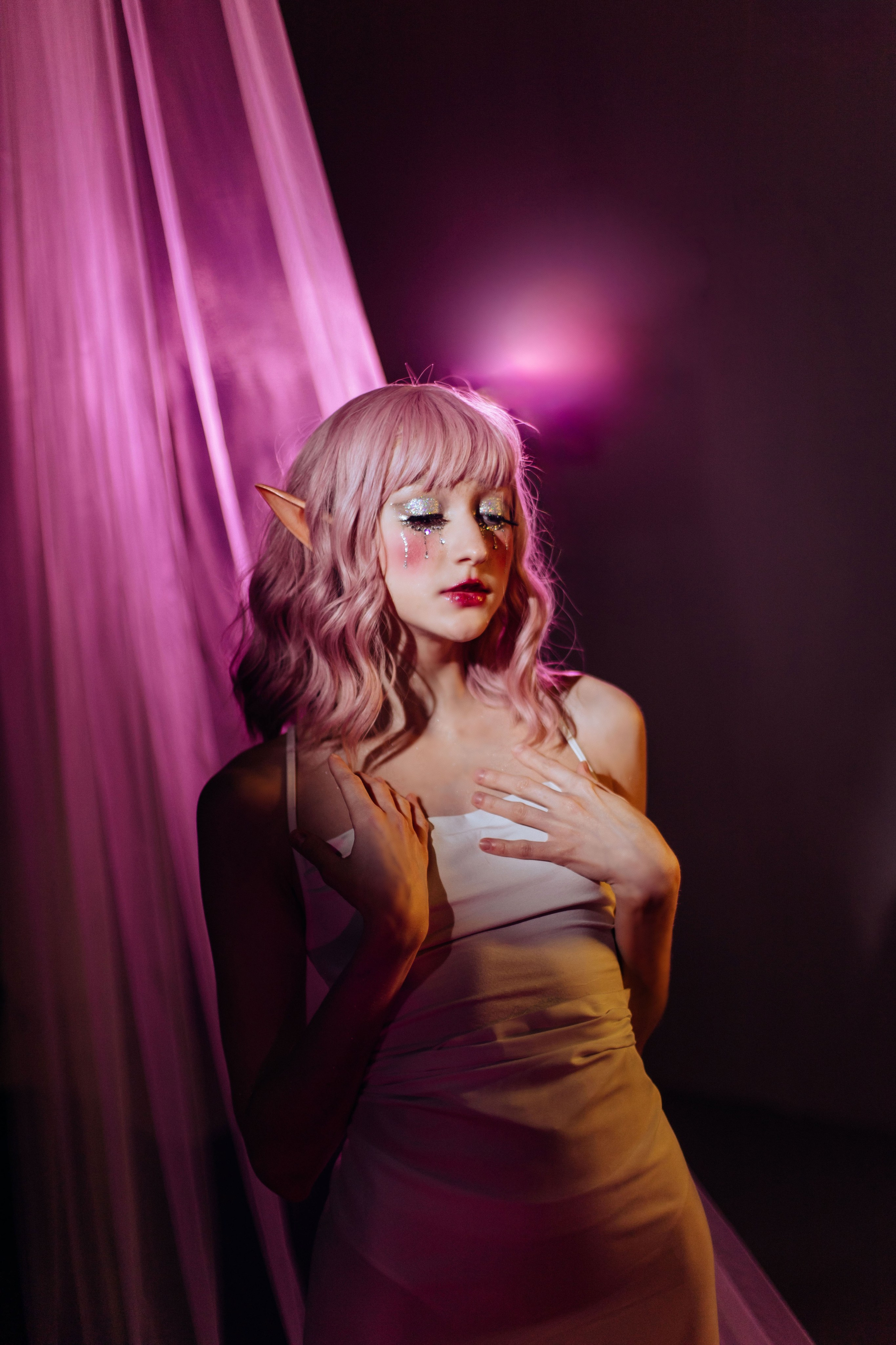 Эльф из розовой мечты. Волшебство в каждом кадре.  Завораживающий образ эльфа, подсвеченный нежным розовым светом. Погрузитесь в мир фэнтези.  Эта нежная эльфийка, окутанная розовым светом, воплощает волшебство и хрупкую красоту. Игра света и тени.  Арт-портрет эльфа с использованием розовой подсветки. Эльф, словно сошедший со страниц любимой книги, запечатлен в розовом сиянии.фотограф таганрог, арт фотограф, фотограф ростов на дону, косплей фотограф, идея для фотосессии макияж, идея макияжа, арт макияж 