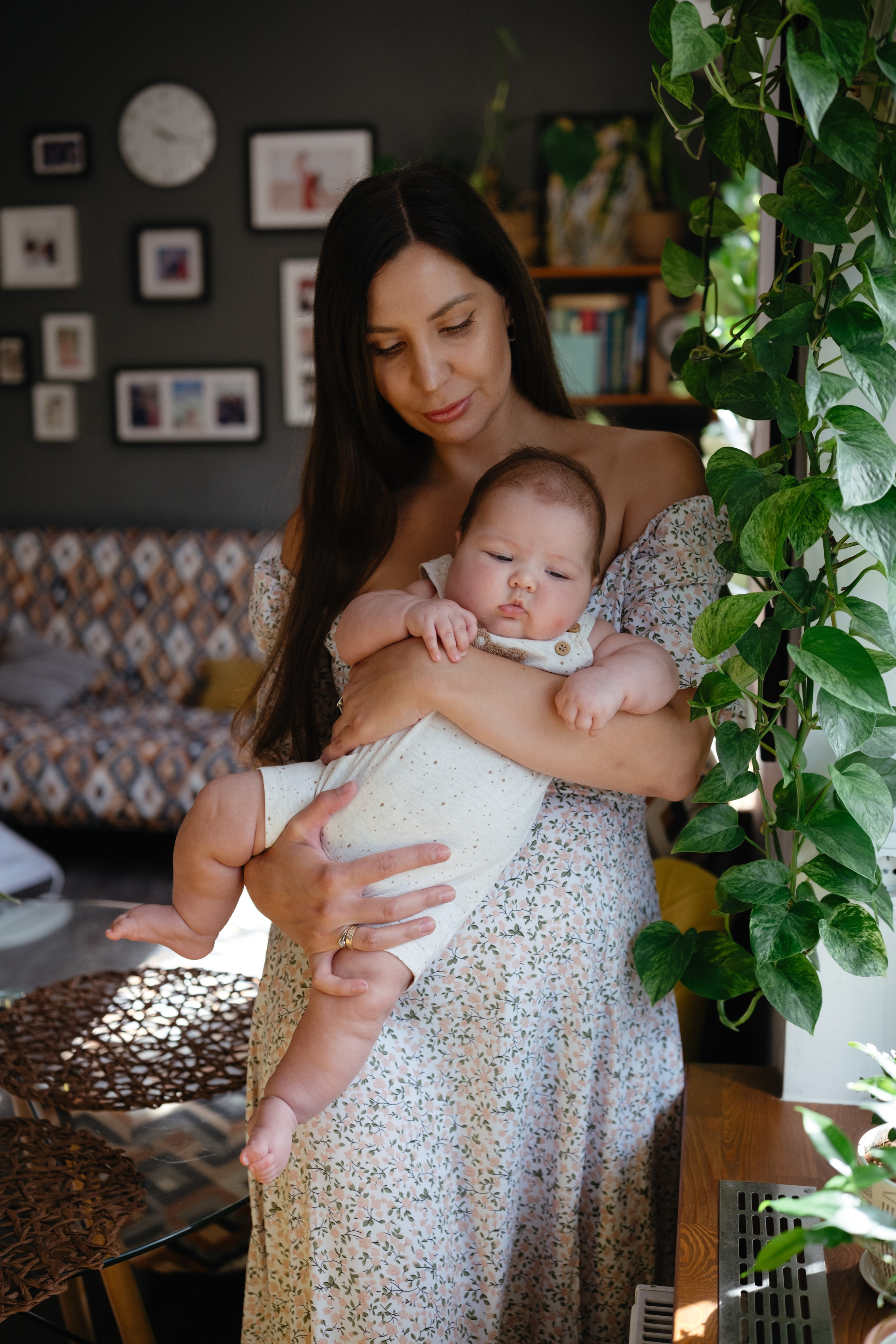 Алиса дома с мамой, братом и котом. Семейный детский ньюборн фотограф в Москве Марта Петрова