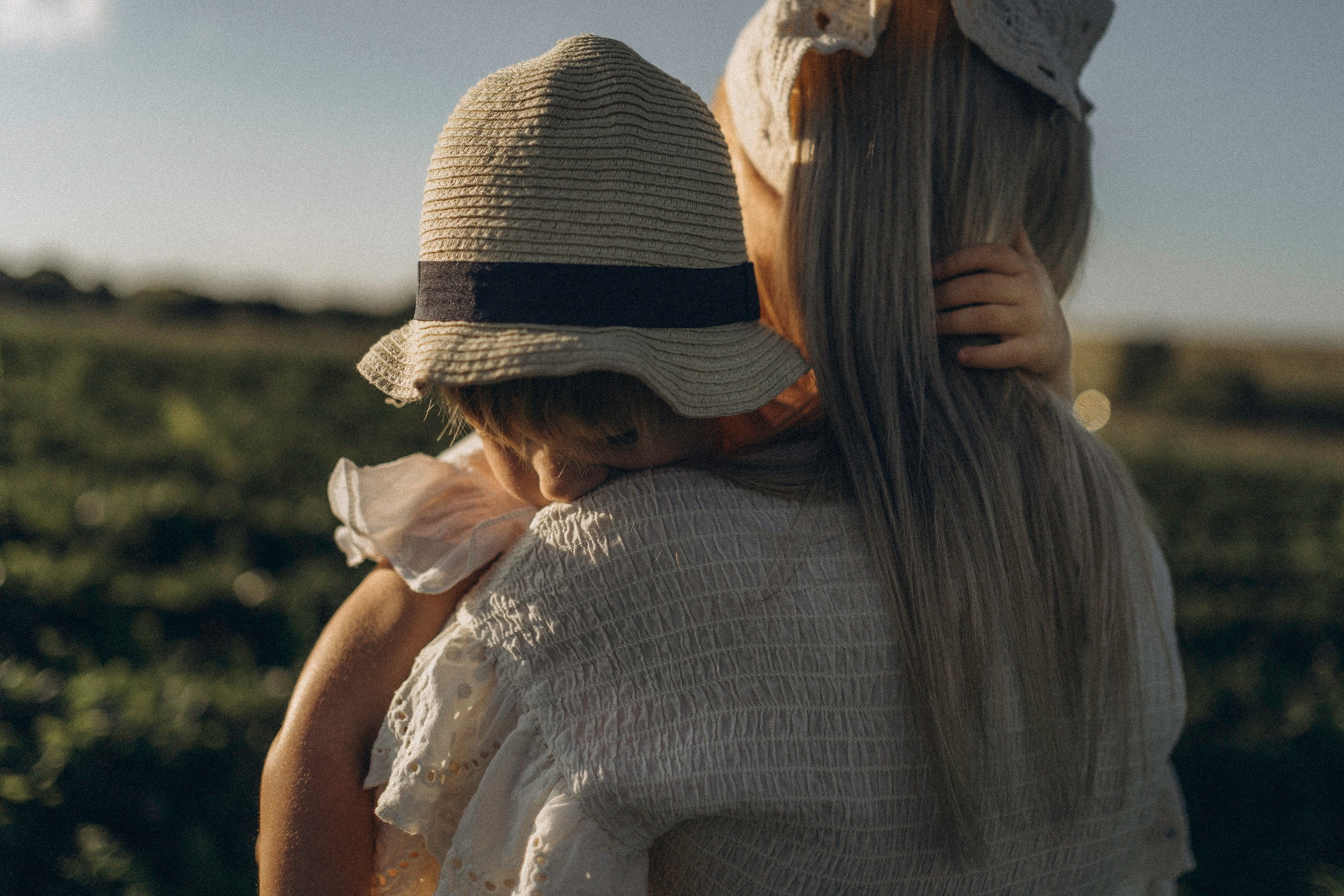 Алина и Оливия съемка на природе. Семейный фотограф в Калуге Ирина Алдохина