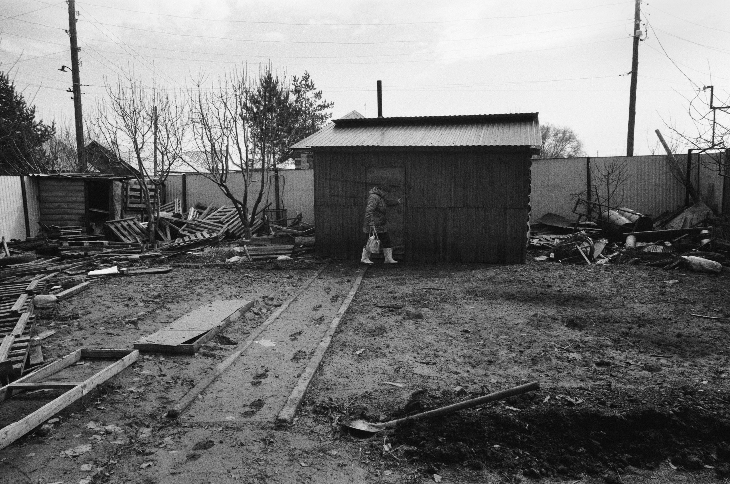 Женщина идет в баню, которую перенесло водой на несколько метров | 13.04.2024 / г. Орск
