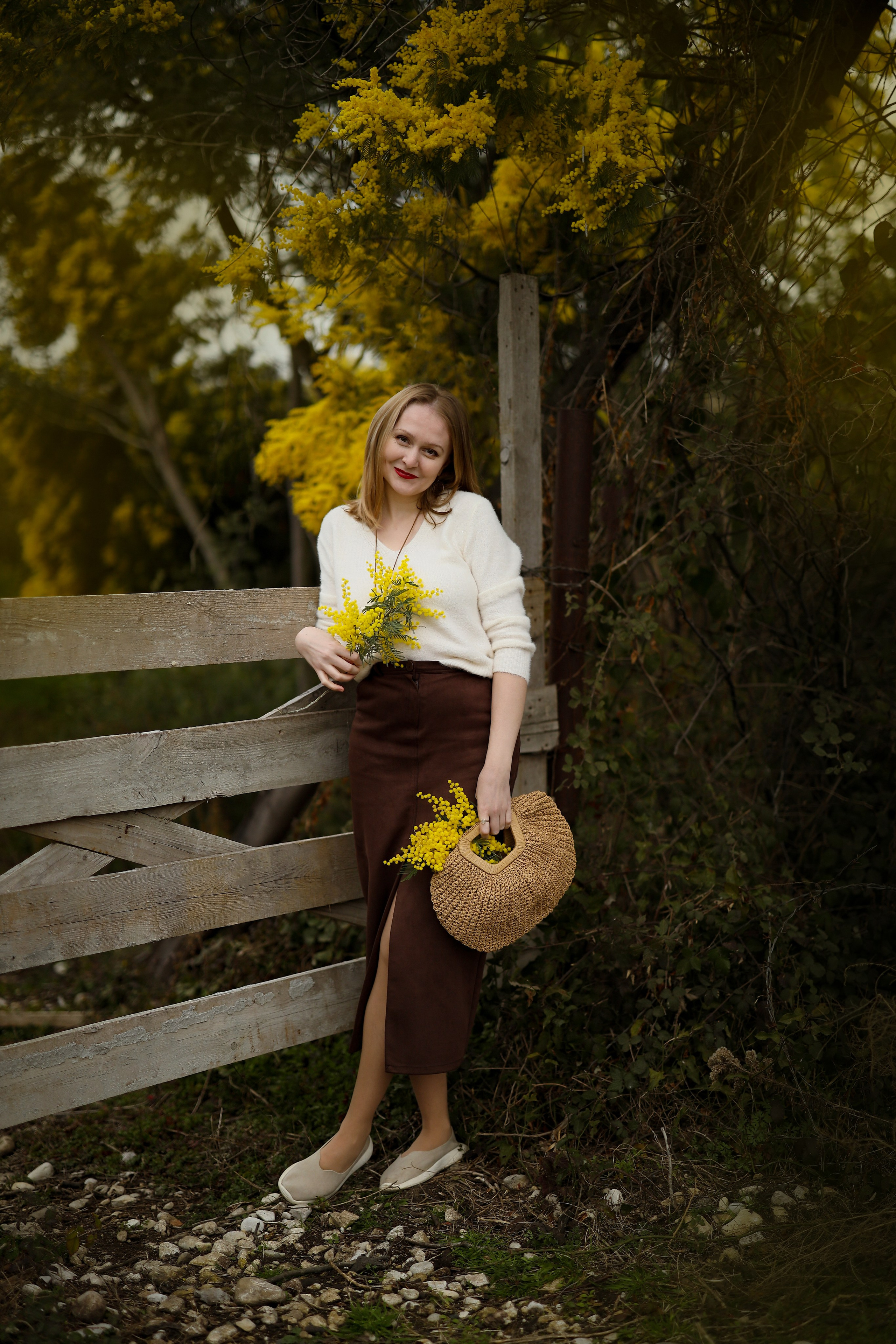 простоя женщина на фоне мимозы в Абхазии, Сухум