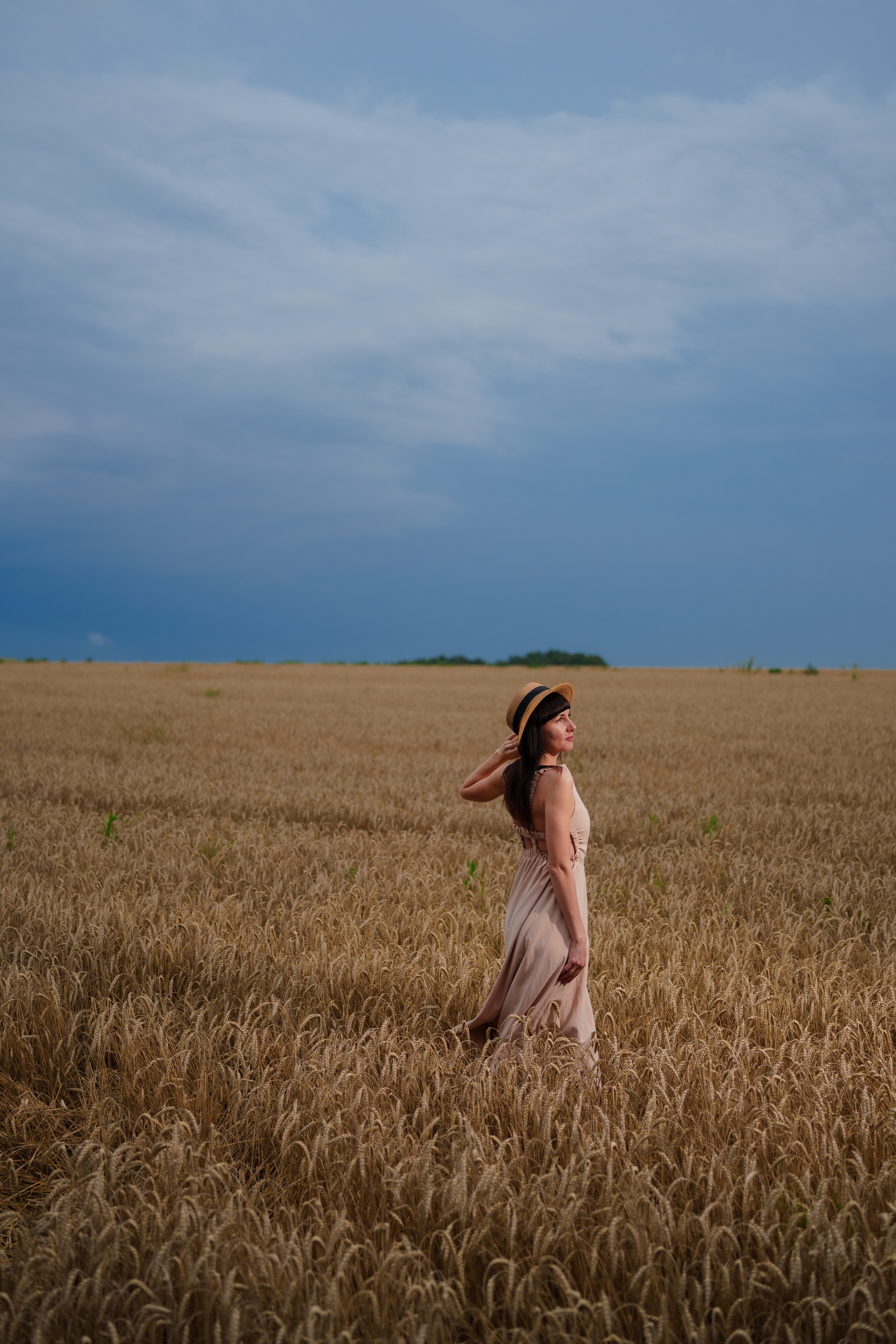 Мама с дочкой в пшеничном поле (01.08.2023). Фотограф Андрей Чеботок (Белгород, Курск, Воронеж, Старый Оскол)