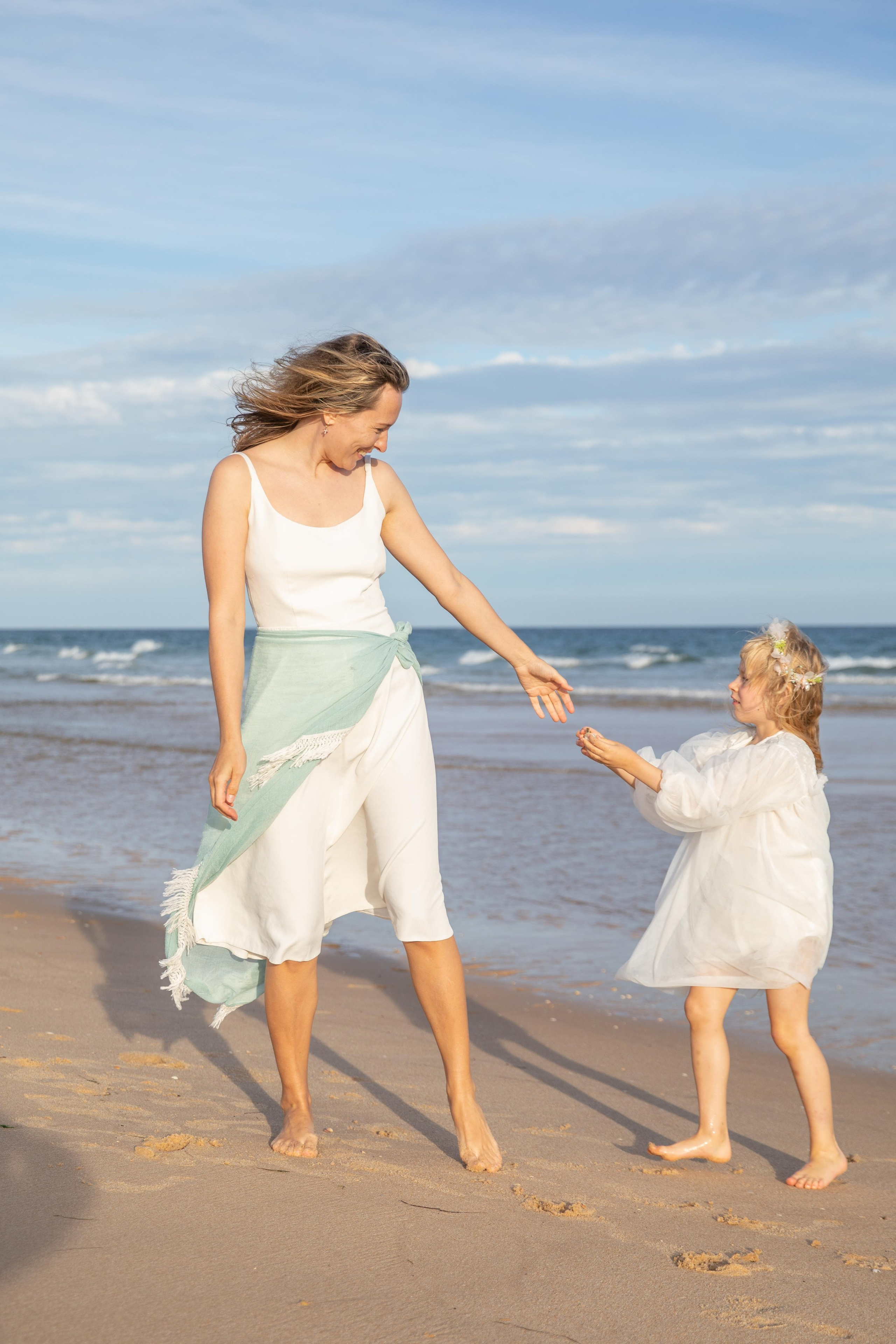 Family on the ocean. Professional Photographer in Portugal. Oksana Lomnova