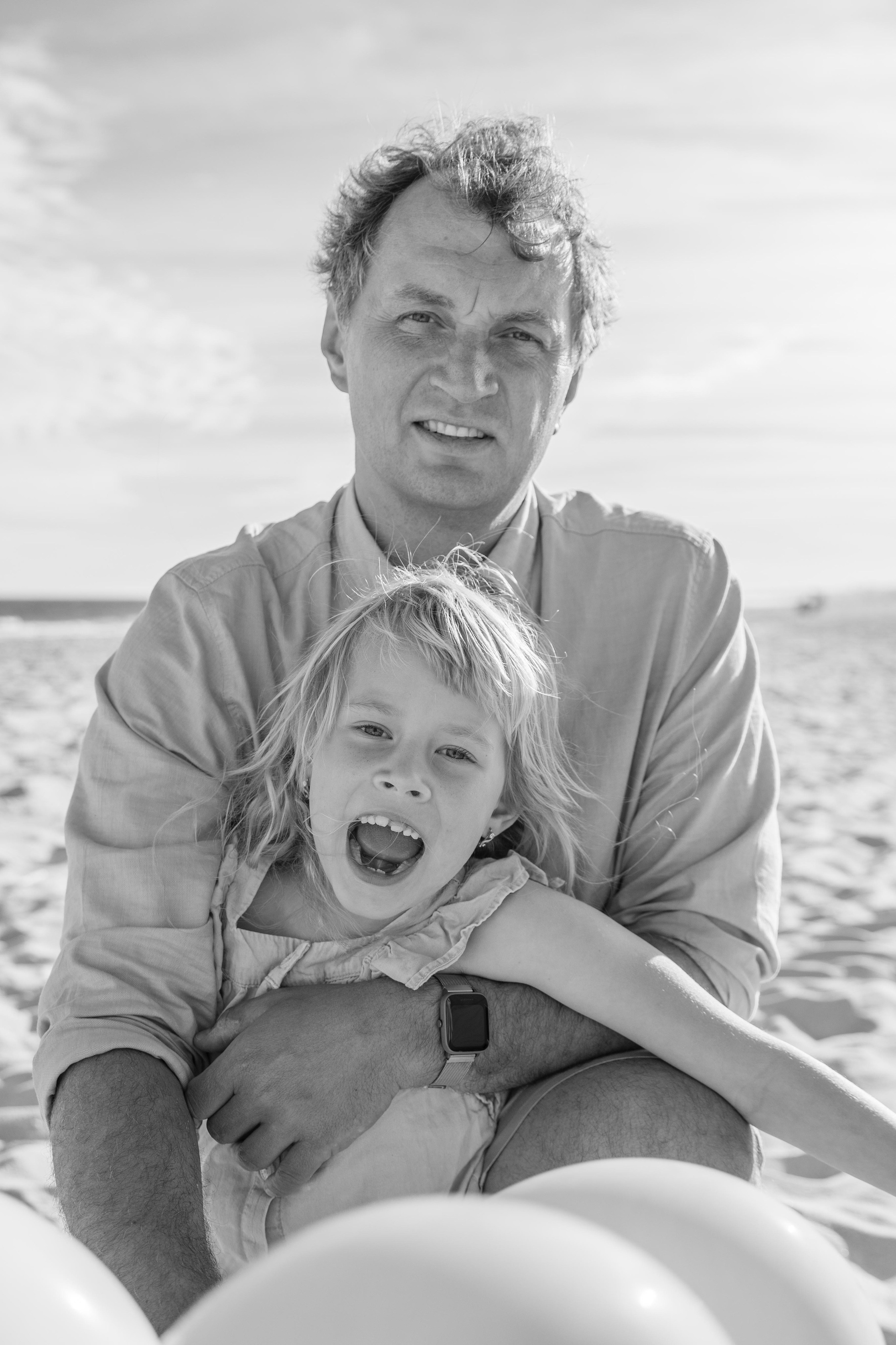 Family on the ocean. Professional Photographer in Portugal. Oksana Lomnova