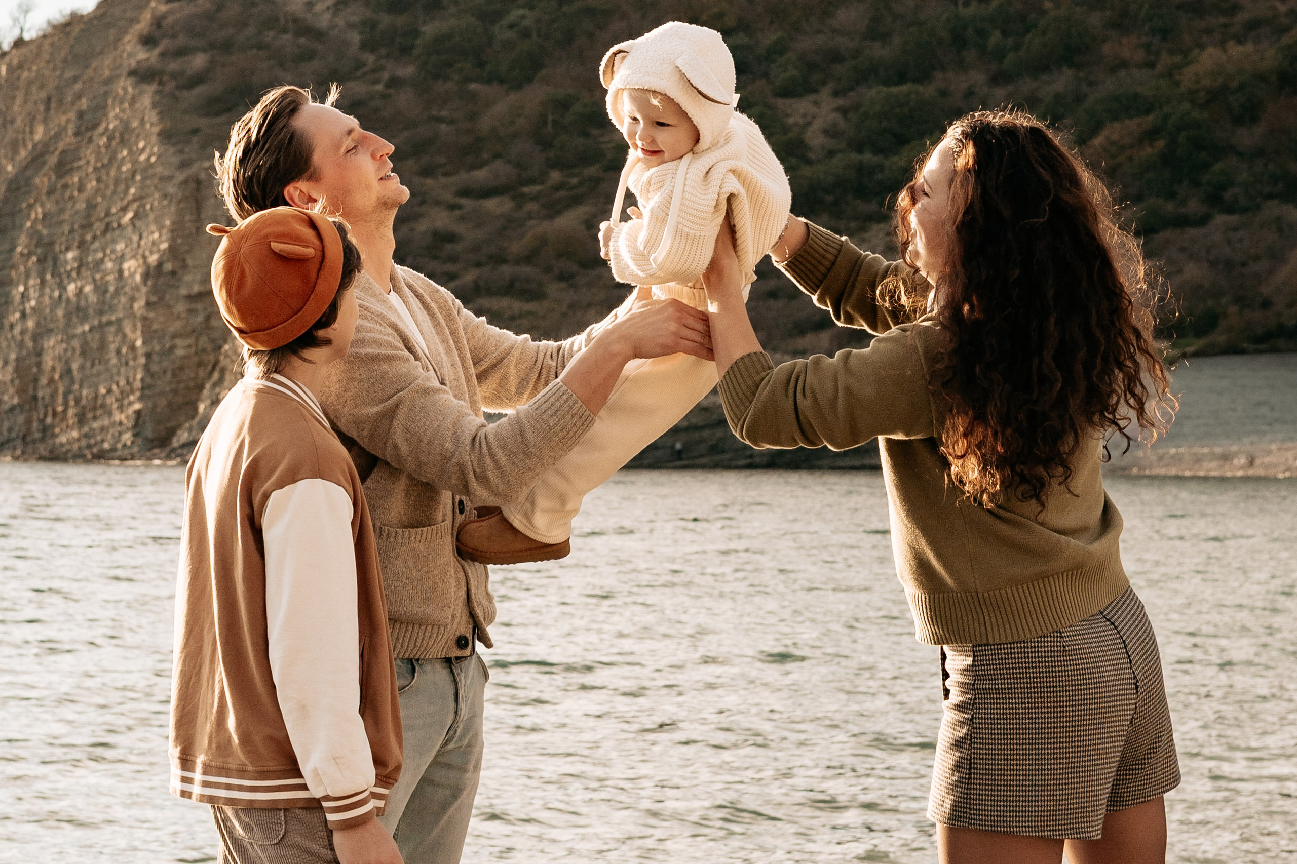 Счастливые лица детей на фоне морского заката