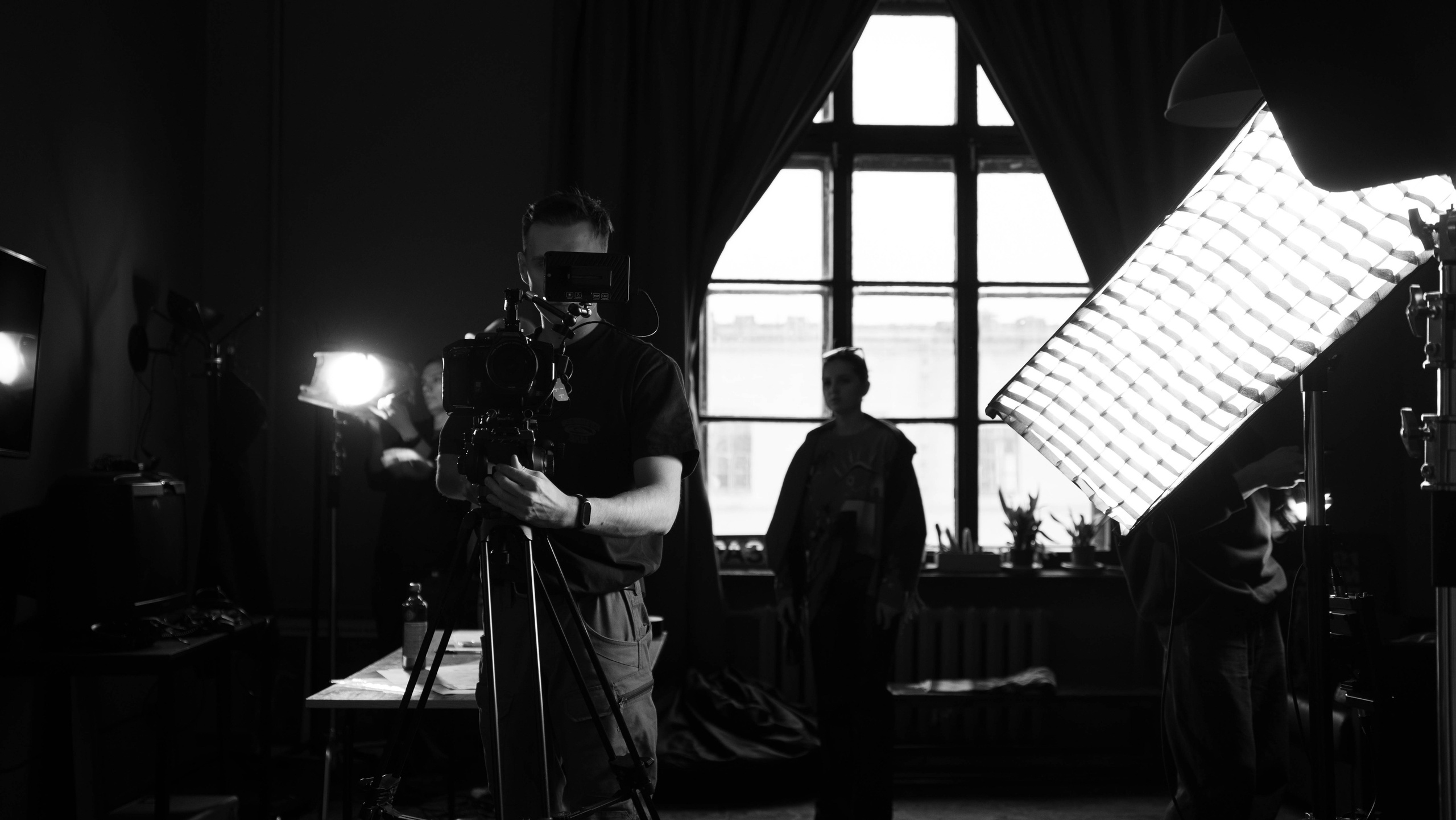 BACKSTAGE. V