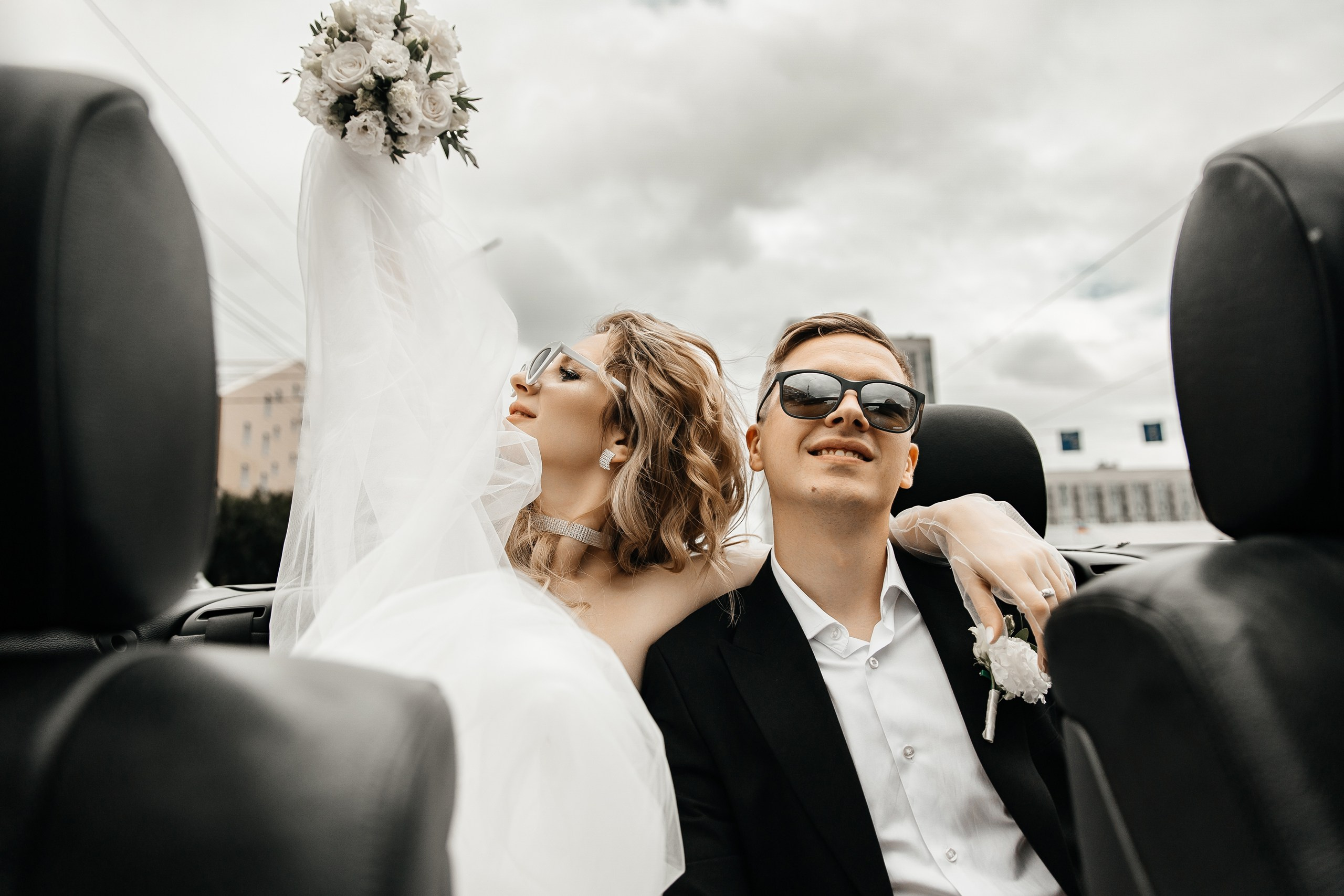 Здравствуйте! Я&nbsp;свадебный фотограф из&nbsp;Ульяновска, работаю в&nbsp;том числе по&nbsp;всей России и&nbsp;с&nbsp;выездом за&nbsp;границу. Снимаю свадьбы, lovestory, корпоративы, светский репортаж. Провожу обучение по&nbsp;фотографии, мастер-классы и&nbsp;воркшопы для других фотографов.