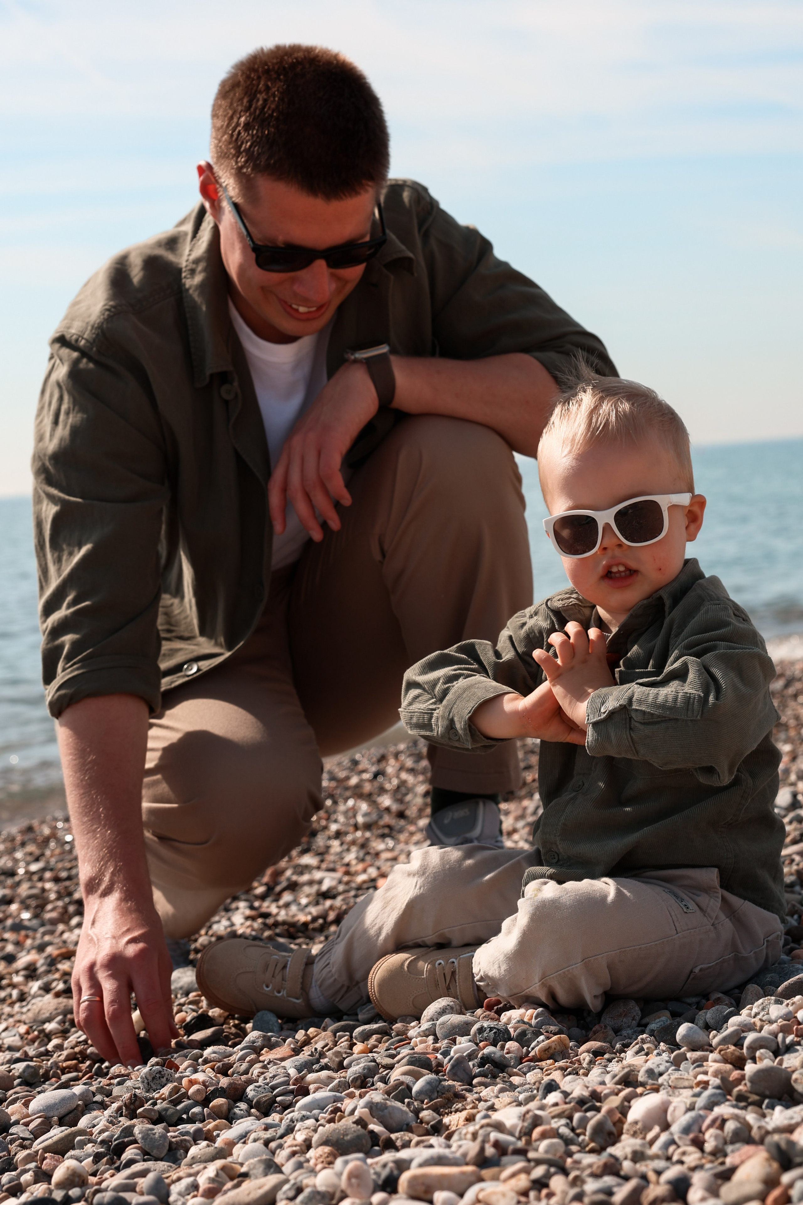 Seashore with a toddler. Natalia Zhuravleva|family, newborn, maternity photographer in Barcelona