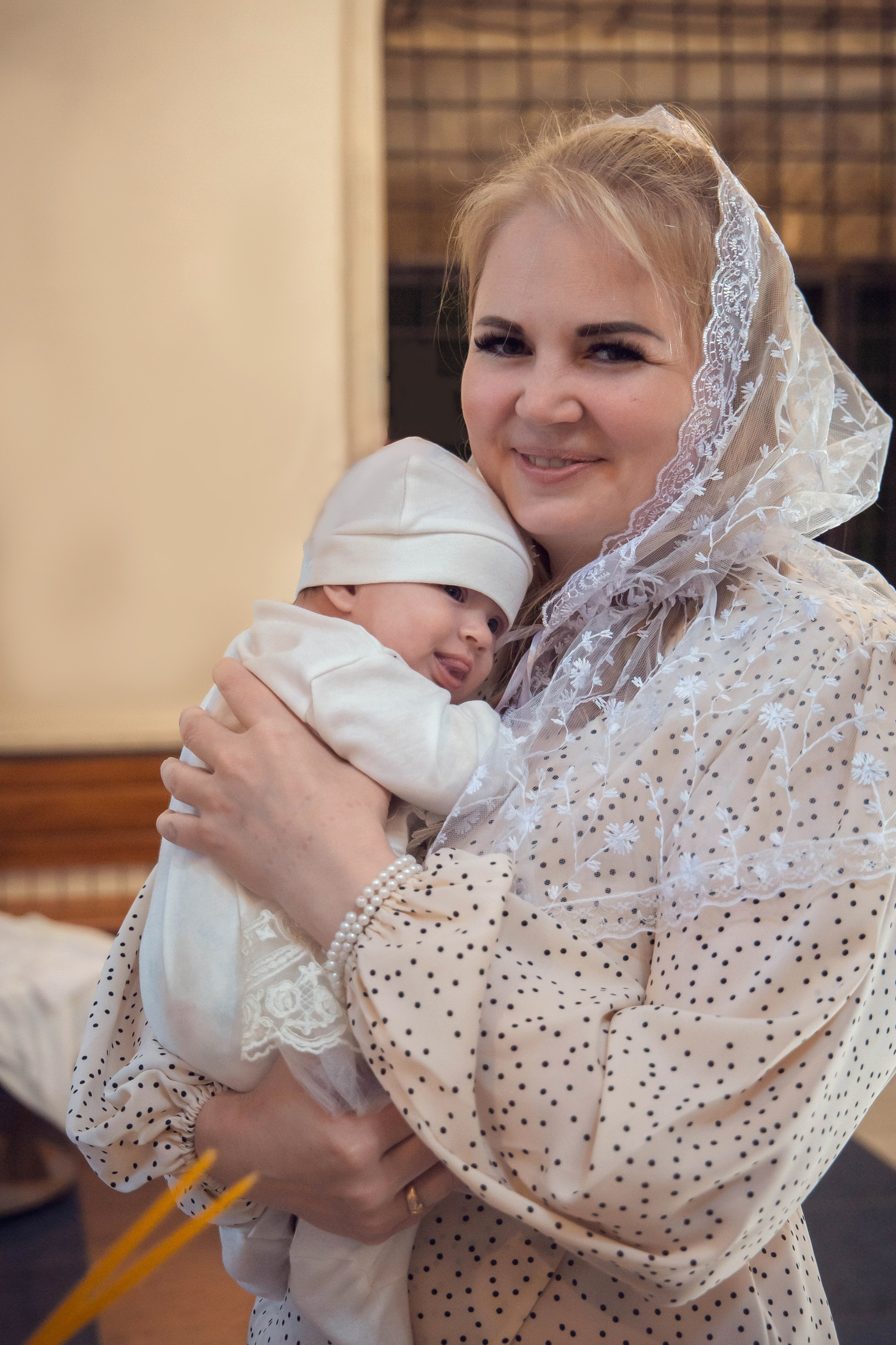 Портрет Крёстной мамы с крестницей во время таинства крещения.