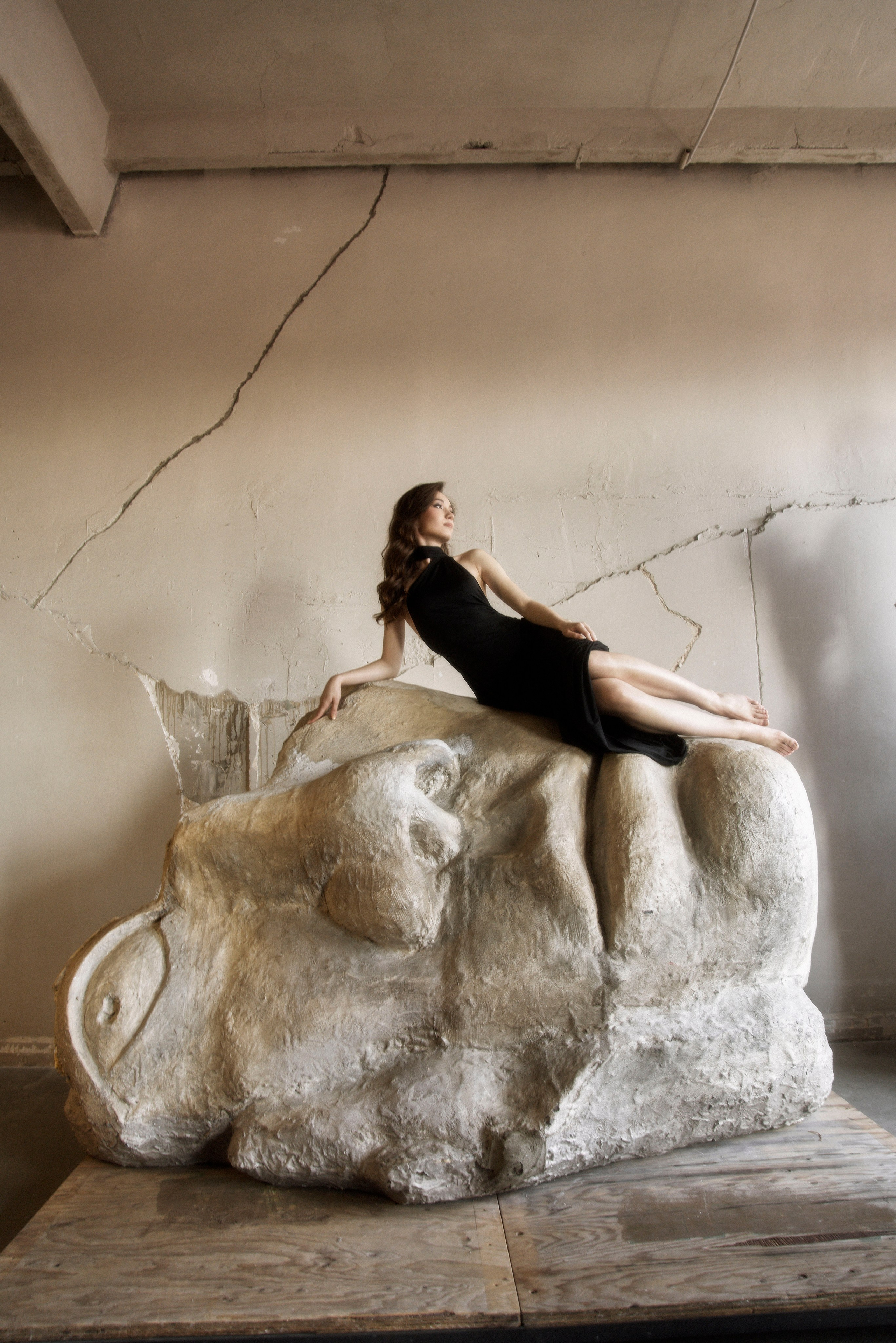 студийная съемка женский портрет фотограф спб питер фотограф фотосессия в студии женская съемка в студии с большими фигурами дувушка в белом платье скульптуры