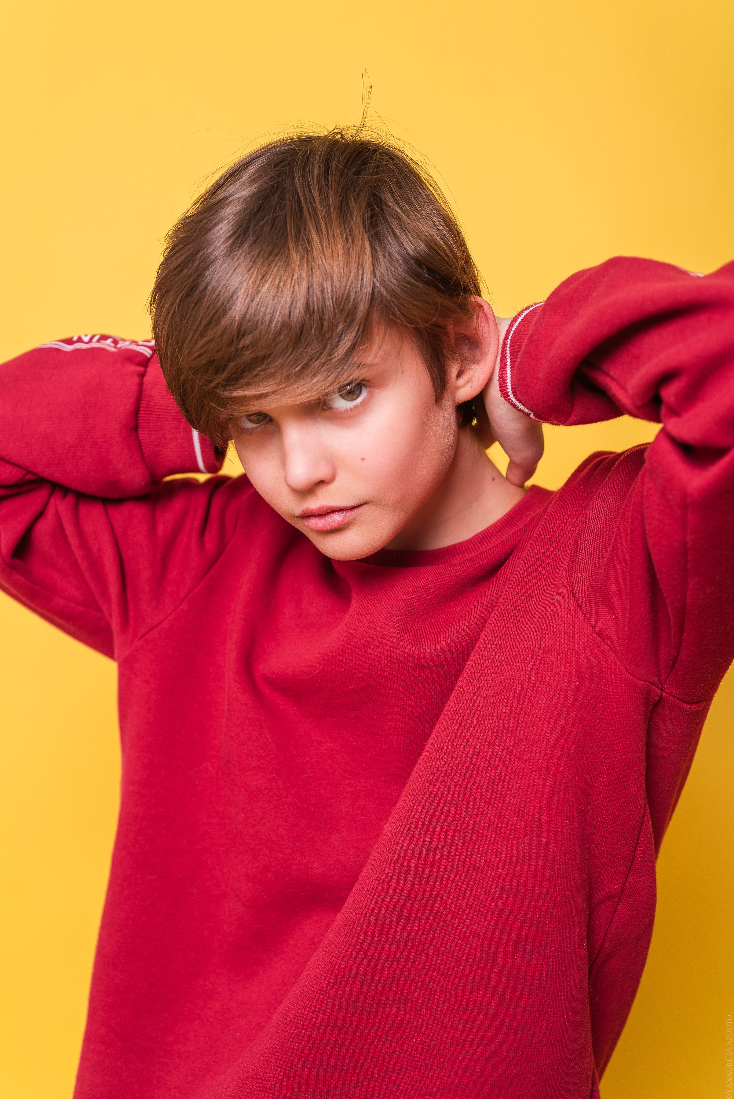 подросток на желтом фоне