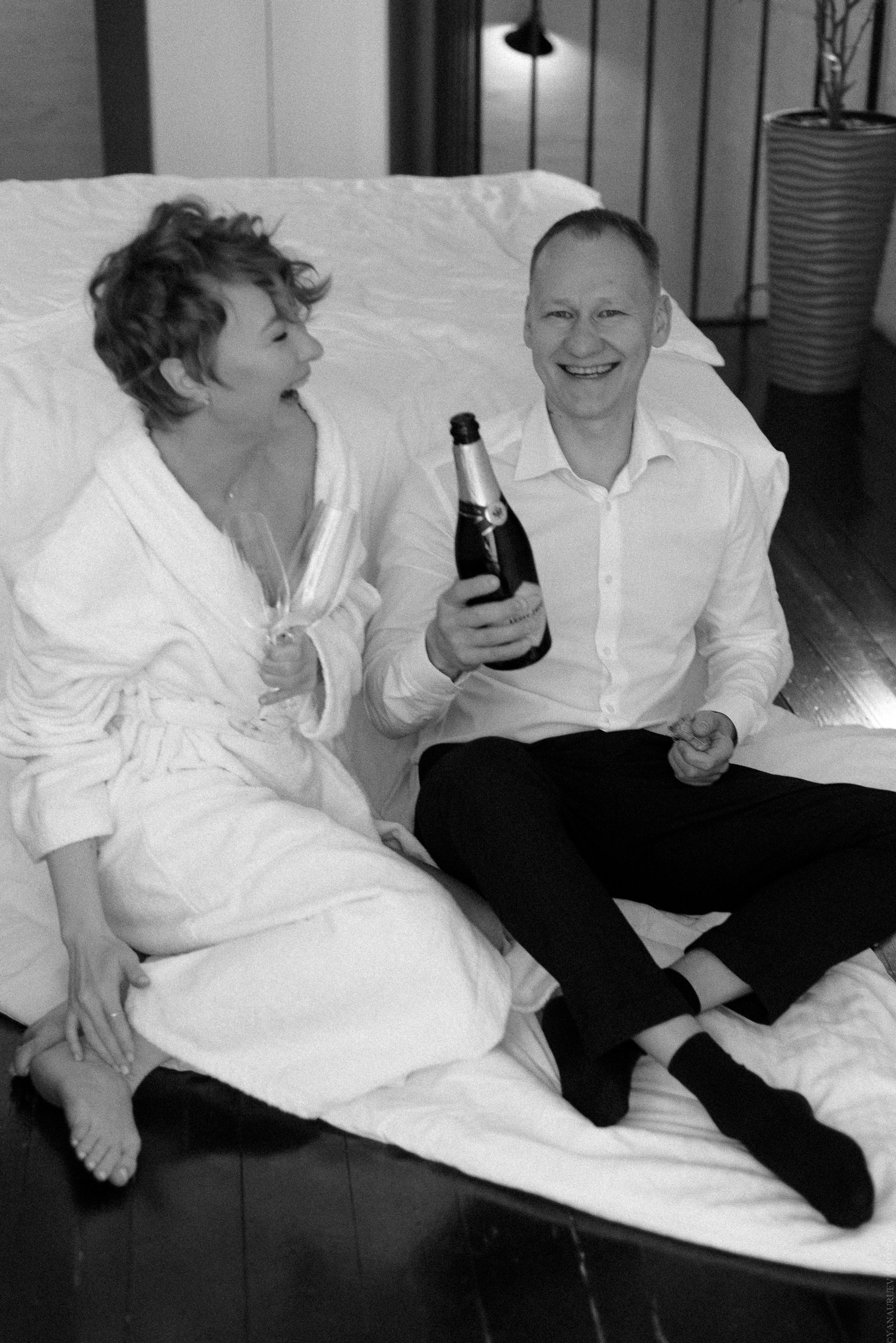 Молодожены открывают шампанское