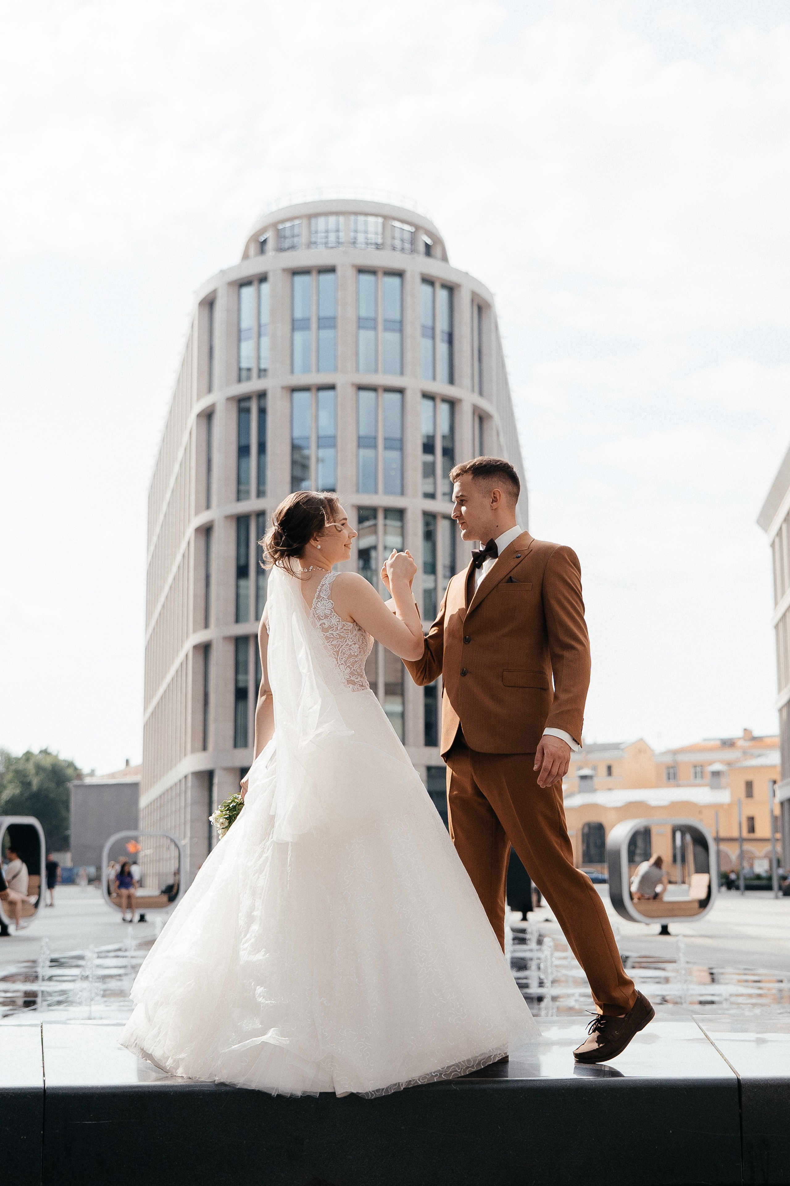 Красивые места для свадебной фотосессии летом в Санкт-Петербурге. Свадебный фотограф Александр Невский в Санкт-Петербурге