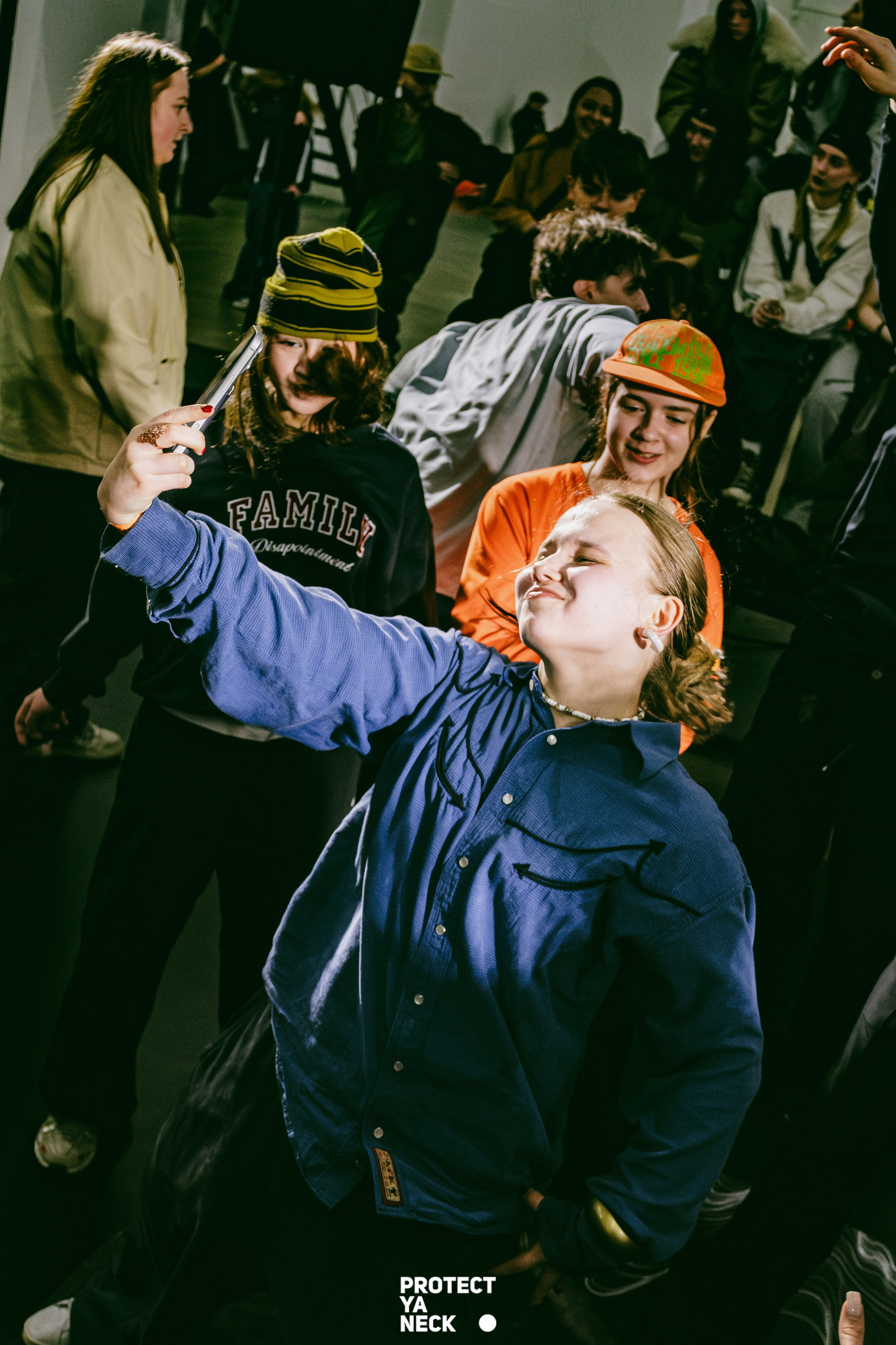 PROTECT YA NECK 22/03 (@youlovebu). Соня бу тебя сфоткала