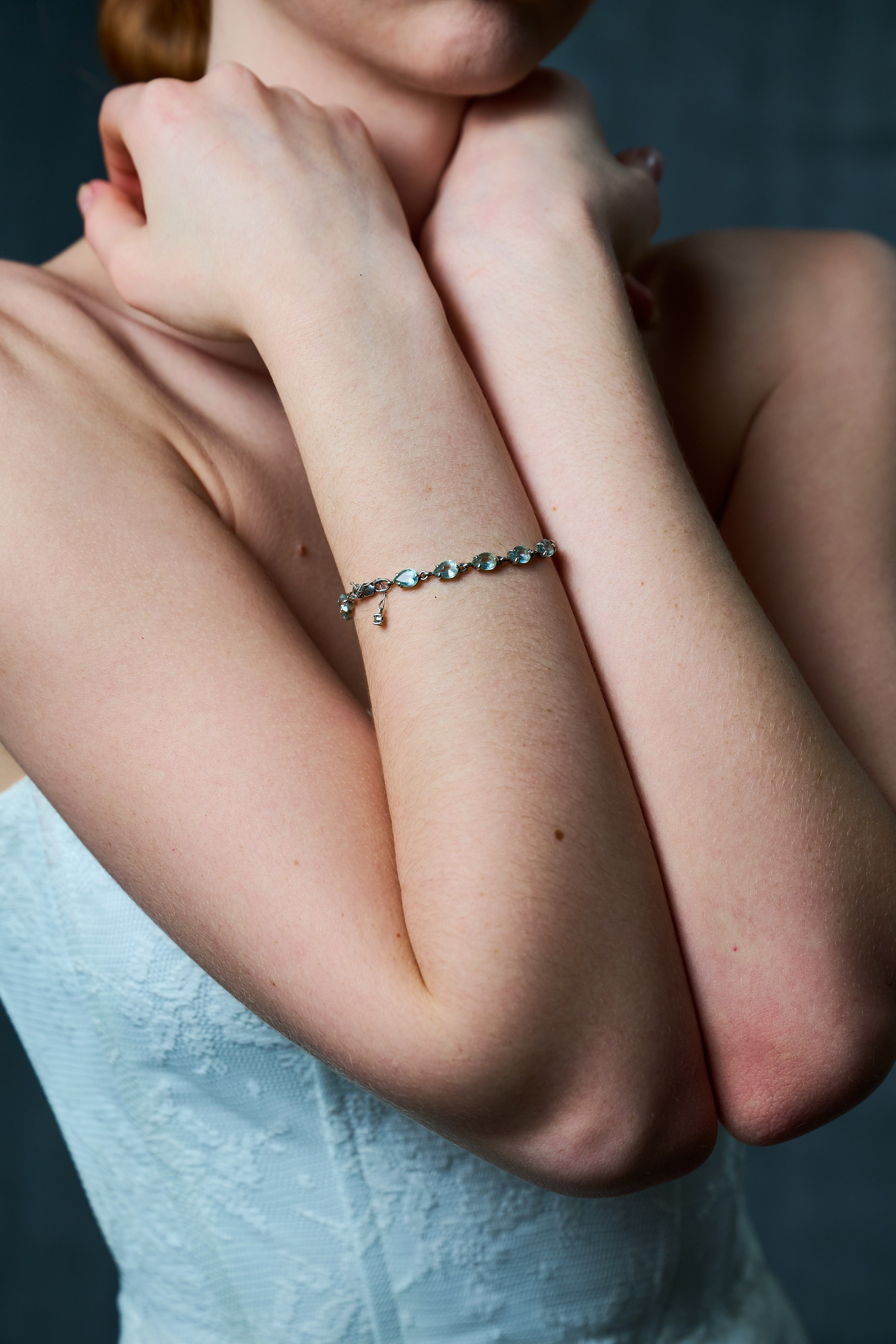 Тихая женская фотография — съёмка без ролей и позирования, где важнее состояние, чем образ