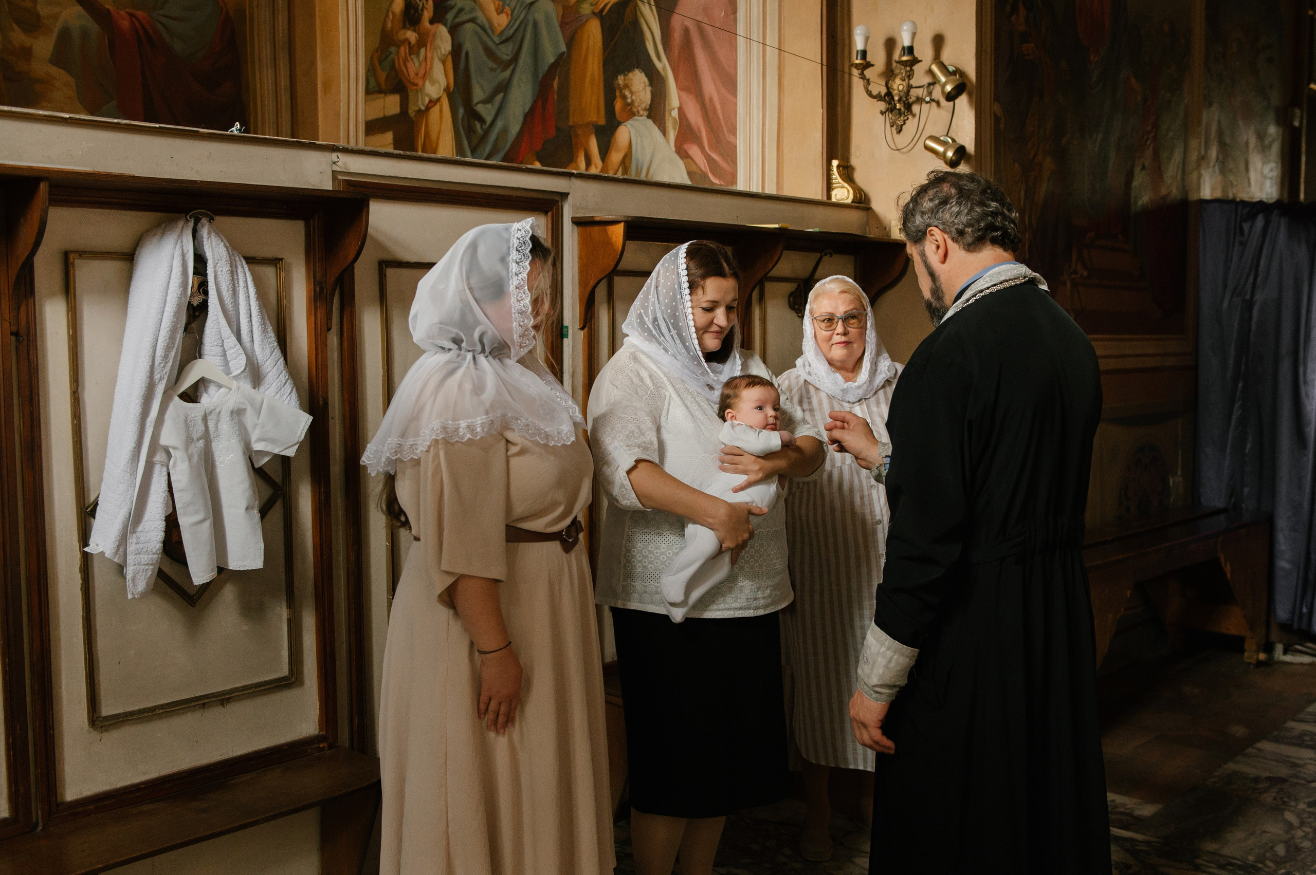 Фотограф на крещение. Фотосессия таинства крещения. Храм Воскресения Словущего в Даниловской Слободе. Семейный и свадебный фотограф в Москве Татьяна Николаева