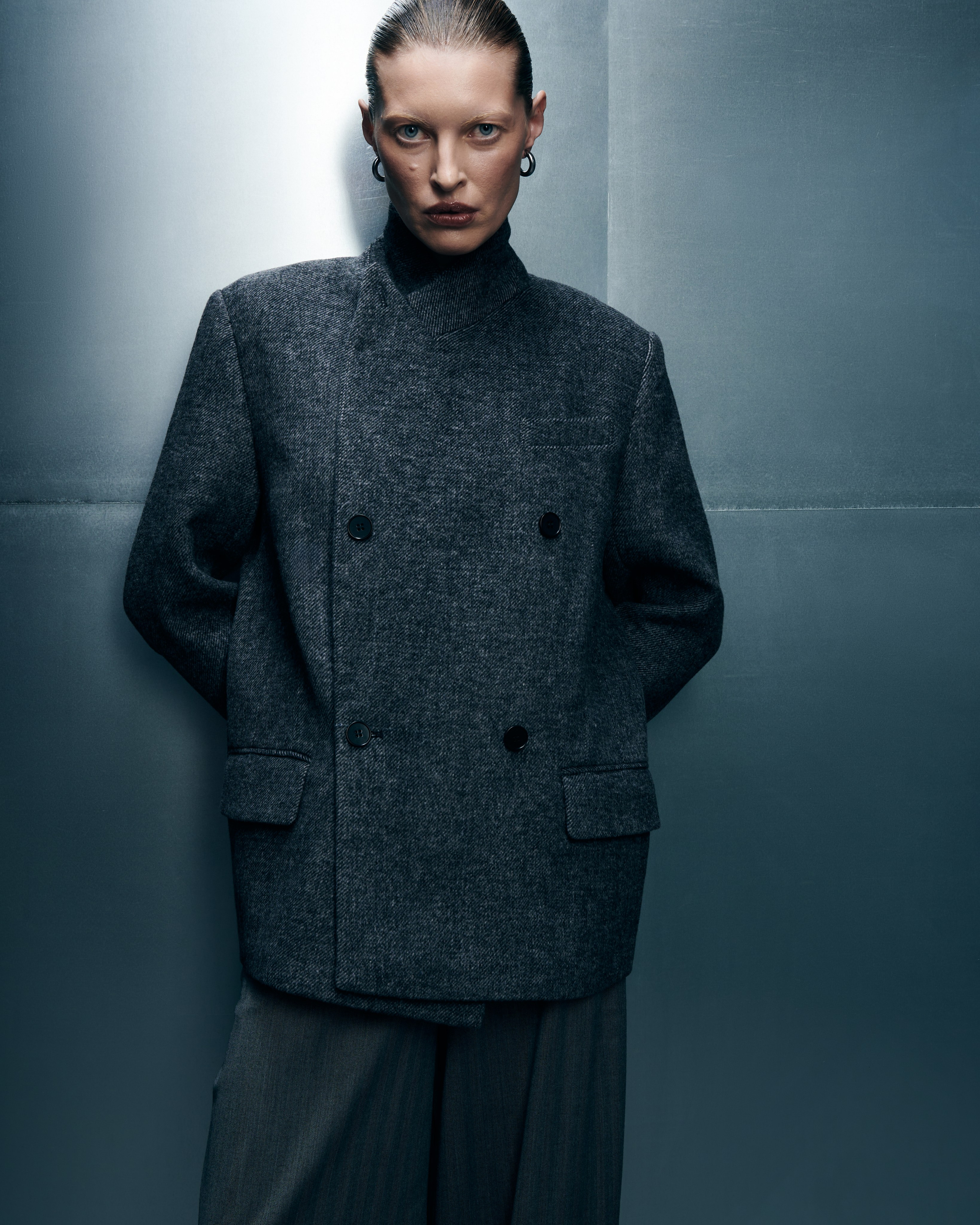 Снимаю одежду и аксессуары для молодых брендов и дизайнеров. Студийные лукбуки, каталожные съёмки, фоны, свет и атмосфера — всё под концепцию проекта. Помогаю выстроить грамотный сетап, понимаю стилистику и задачу. Также работаю гафером — знаю, как выжать максимум из света.