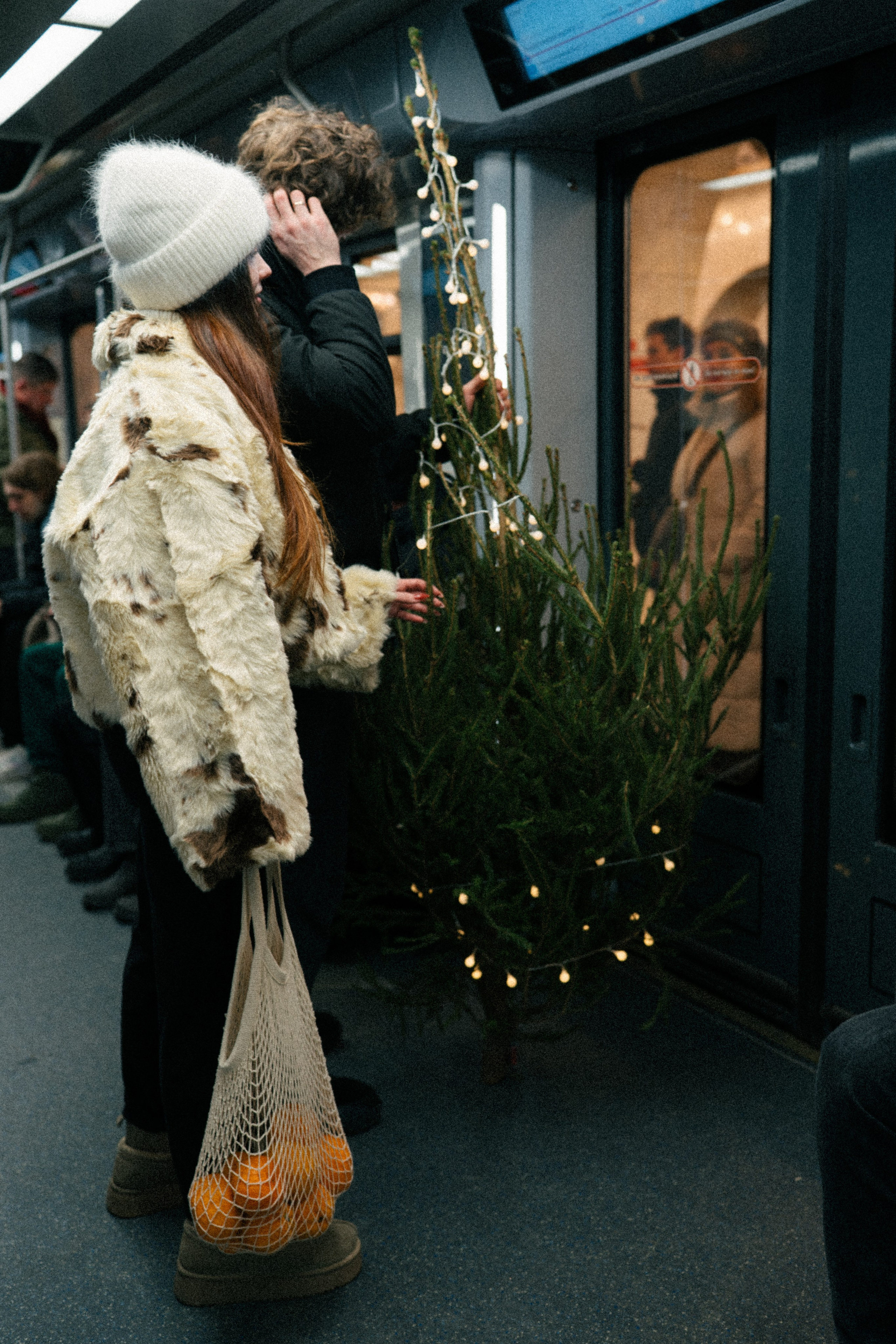 НОВОГОДНЯЯ ПРОГУЛКА ПАРЫ ПО ЧЕРНЫШЕВСКОЙ ПЕРЕД НОВЫМ ГОДОМ. Профессиональный фотограф, Санкт-Петербург — Виктория Богомолова