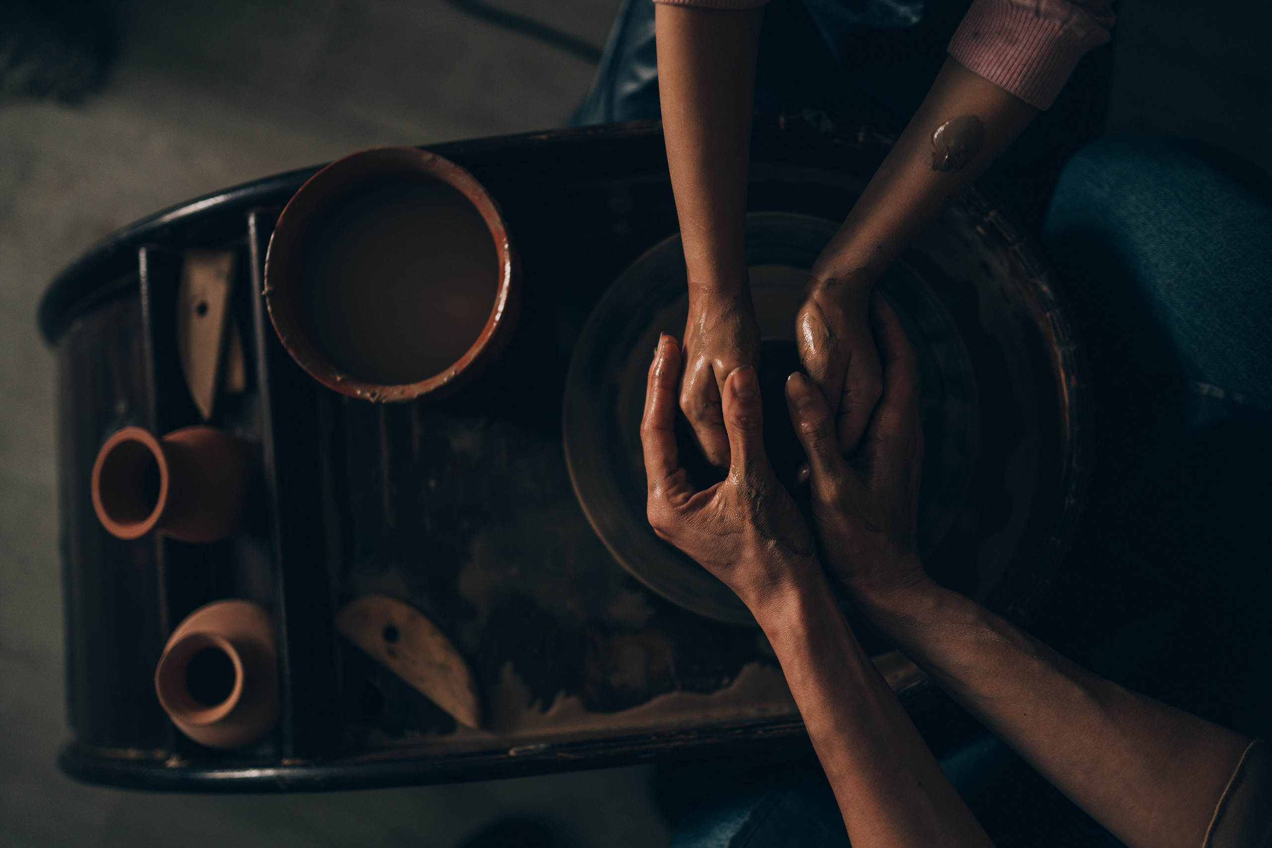 Соня и Кира в мастерской. Фотограф Владимир Орлов