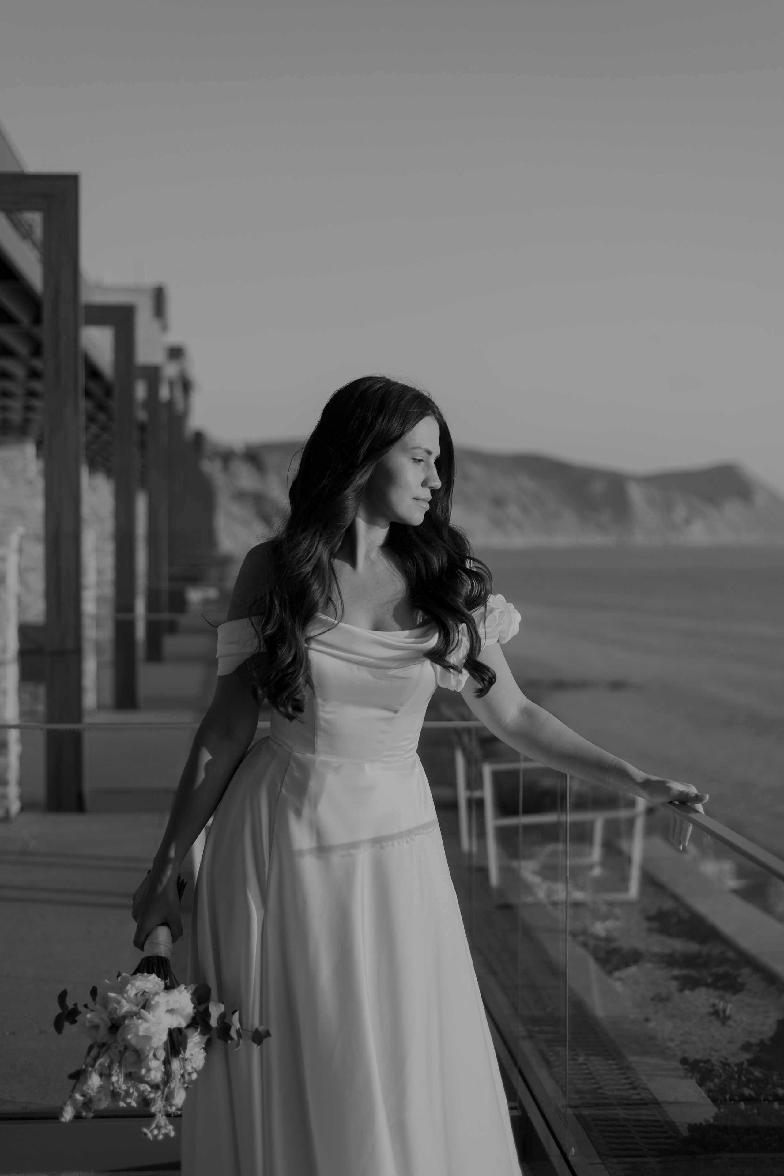 Свадебный портрет невесты на фоне заката в Анапе: нежный образ и яркие цвета