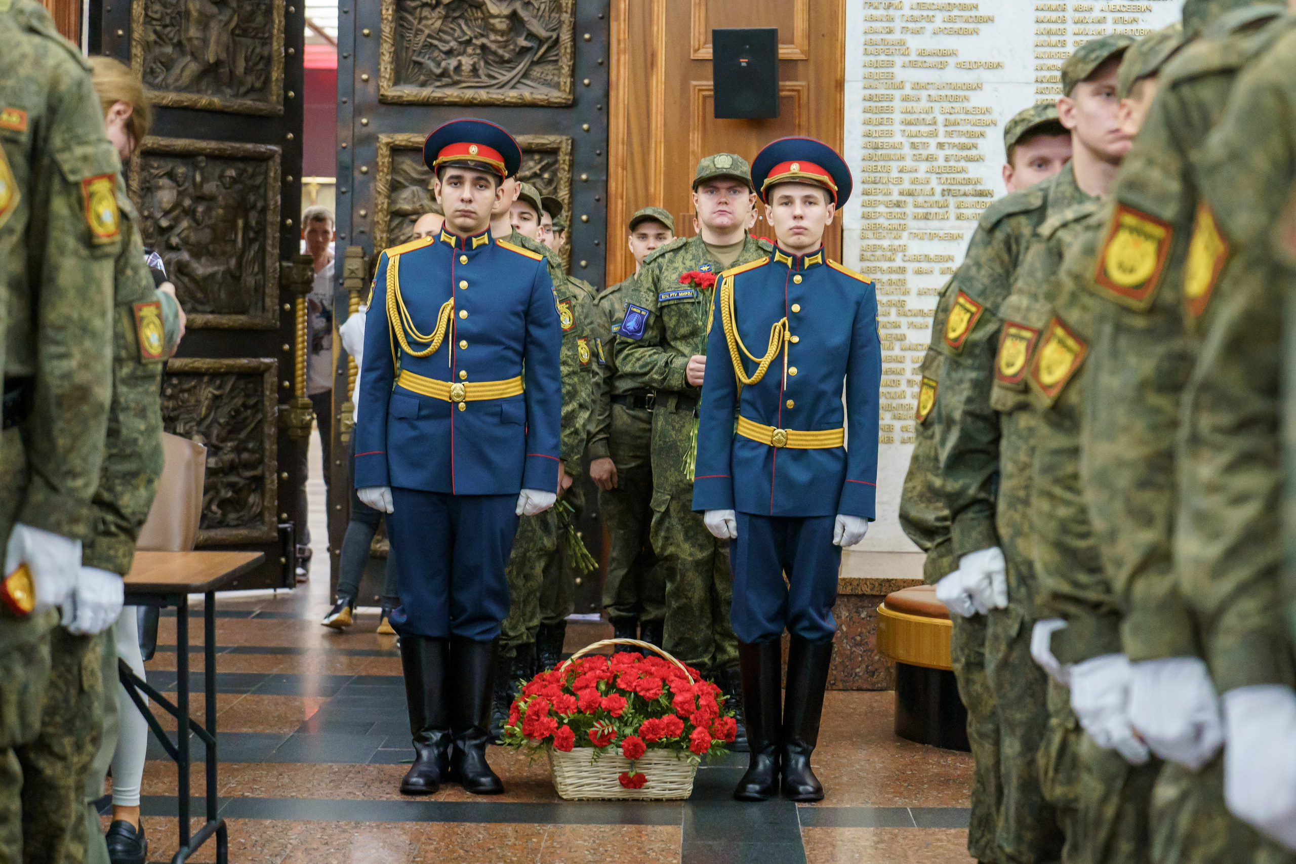 Возложение цветов во время присяги кадетов.