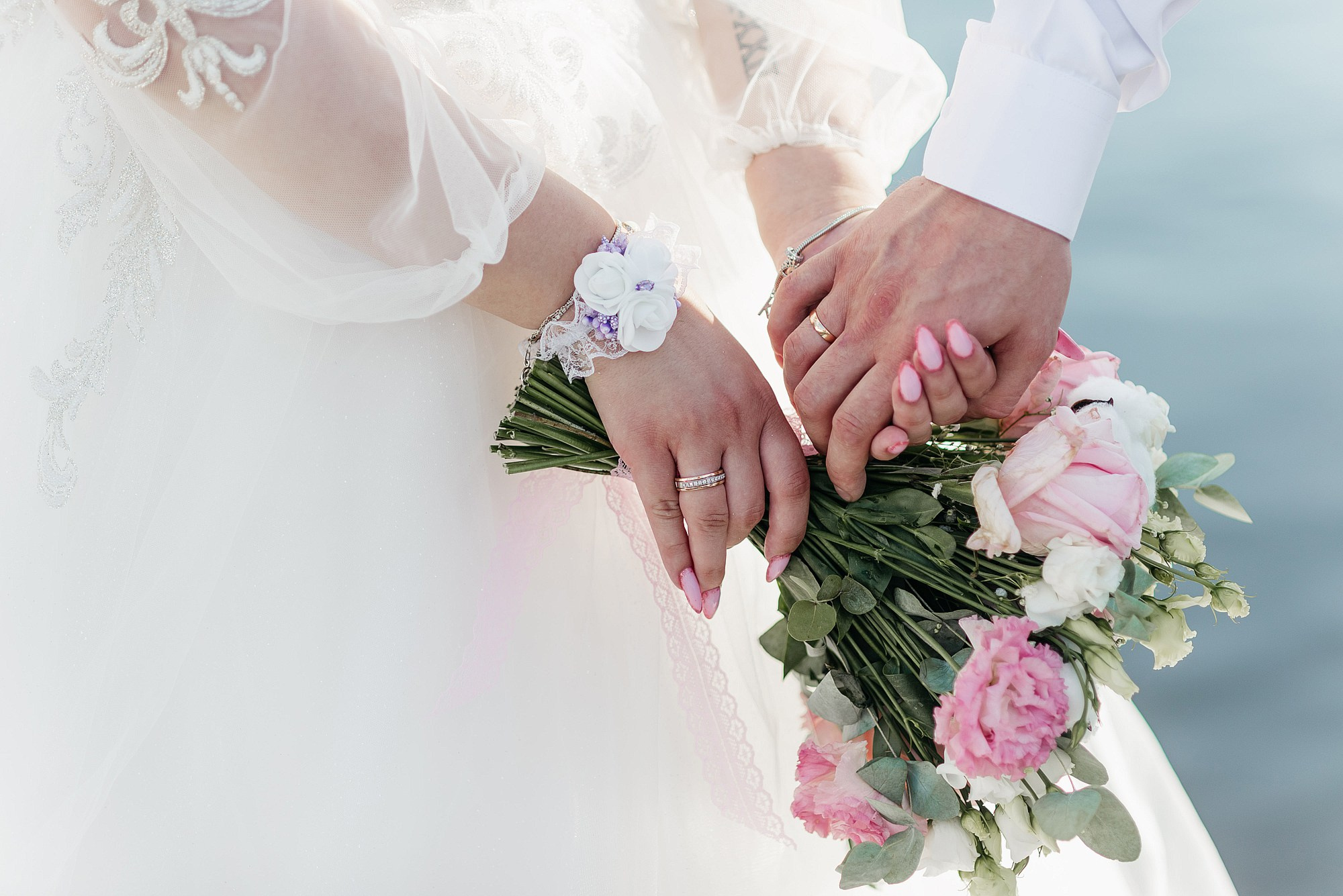 руки с кольцами