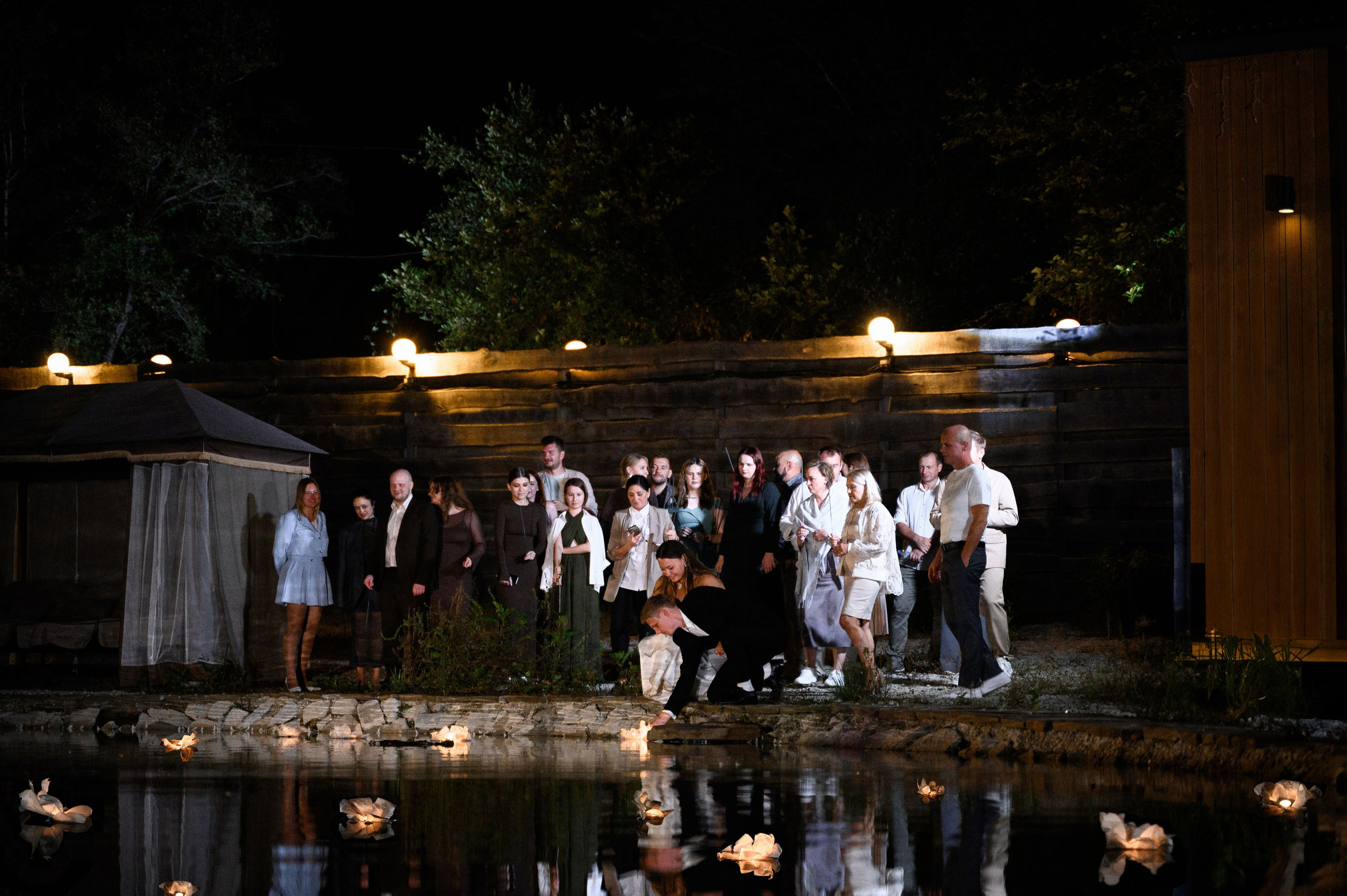 Атмосфера веселья и счастливых мгновений, когда все ждут начала самого важного события опускание огоньков в воду 