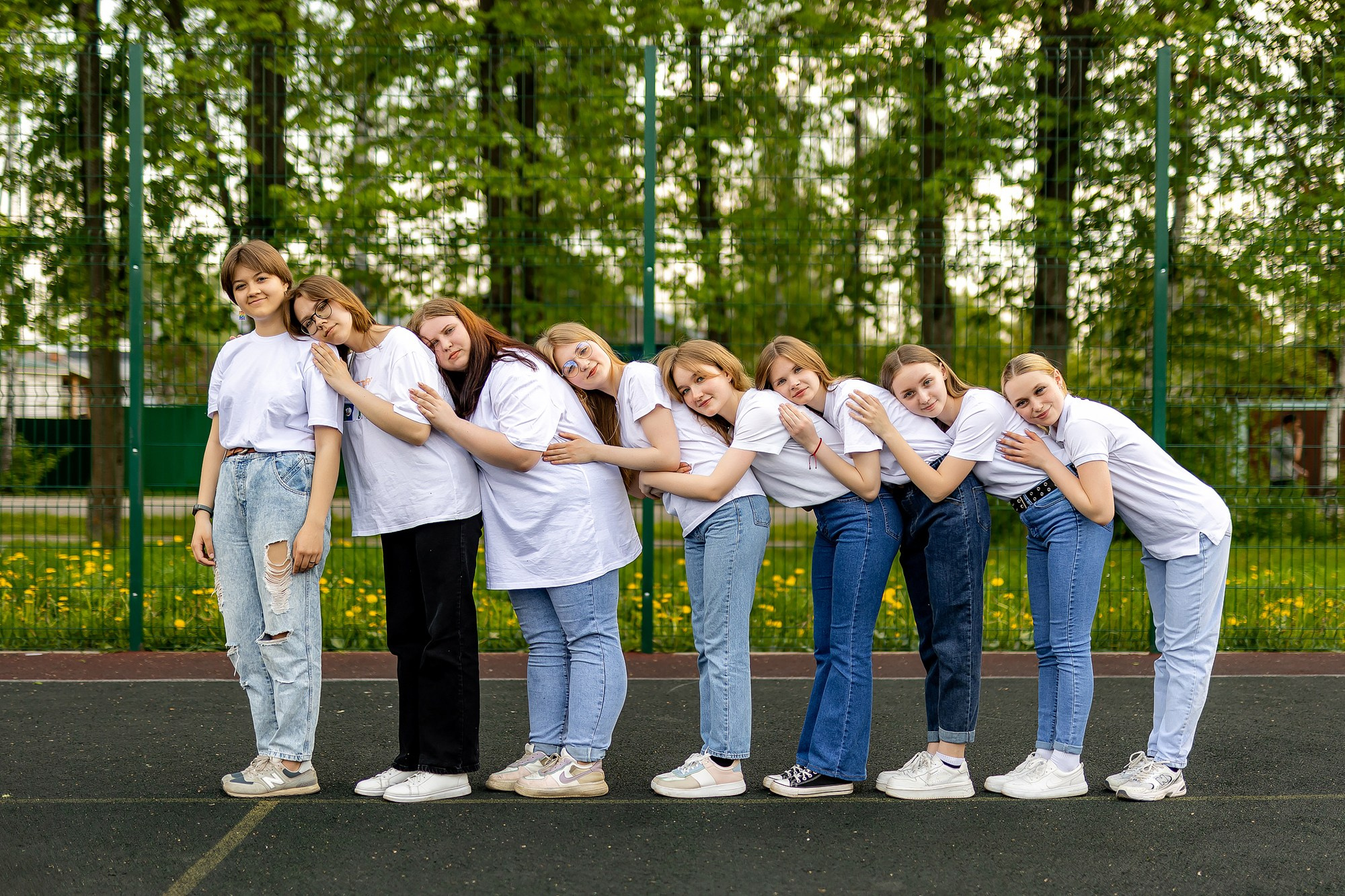 Креативный общий снимок девочек для школьного альбома