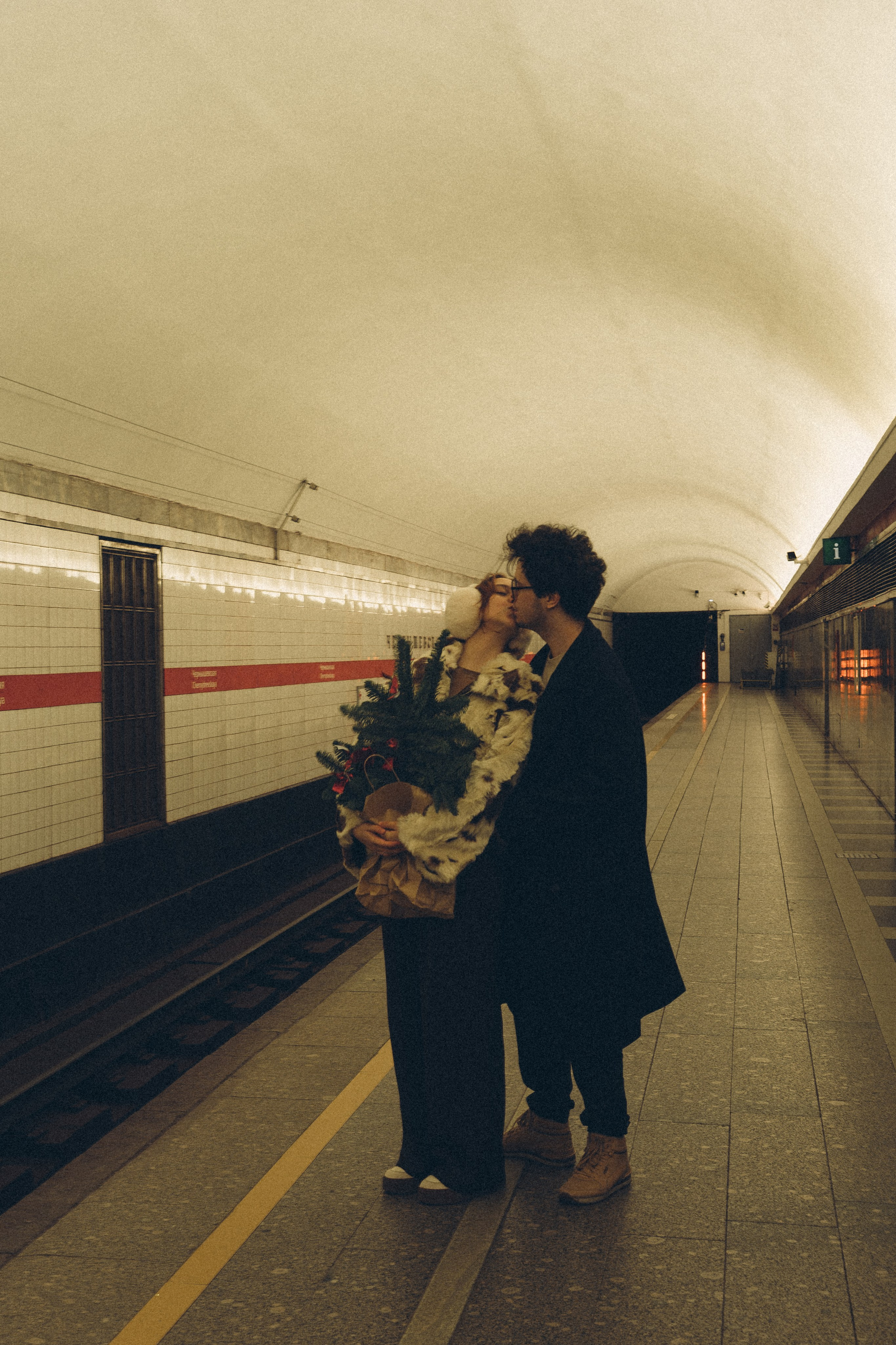 НОВОГОДНЯЯ ФОТОСЕСИИЯ ПАРЫ В МЕТРО ЛЮБОВЬ. Профессиональный фотограф, Санкт-Петербург — Виктория Богомолова