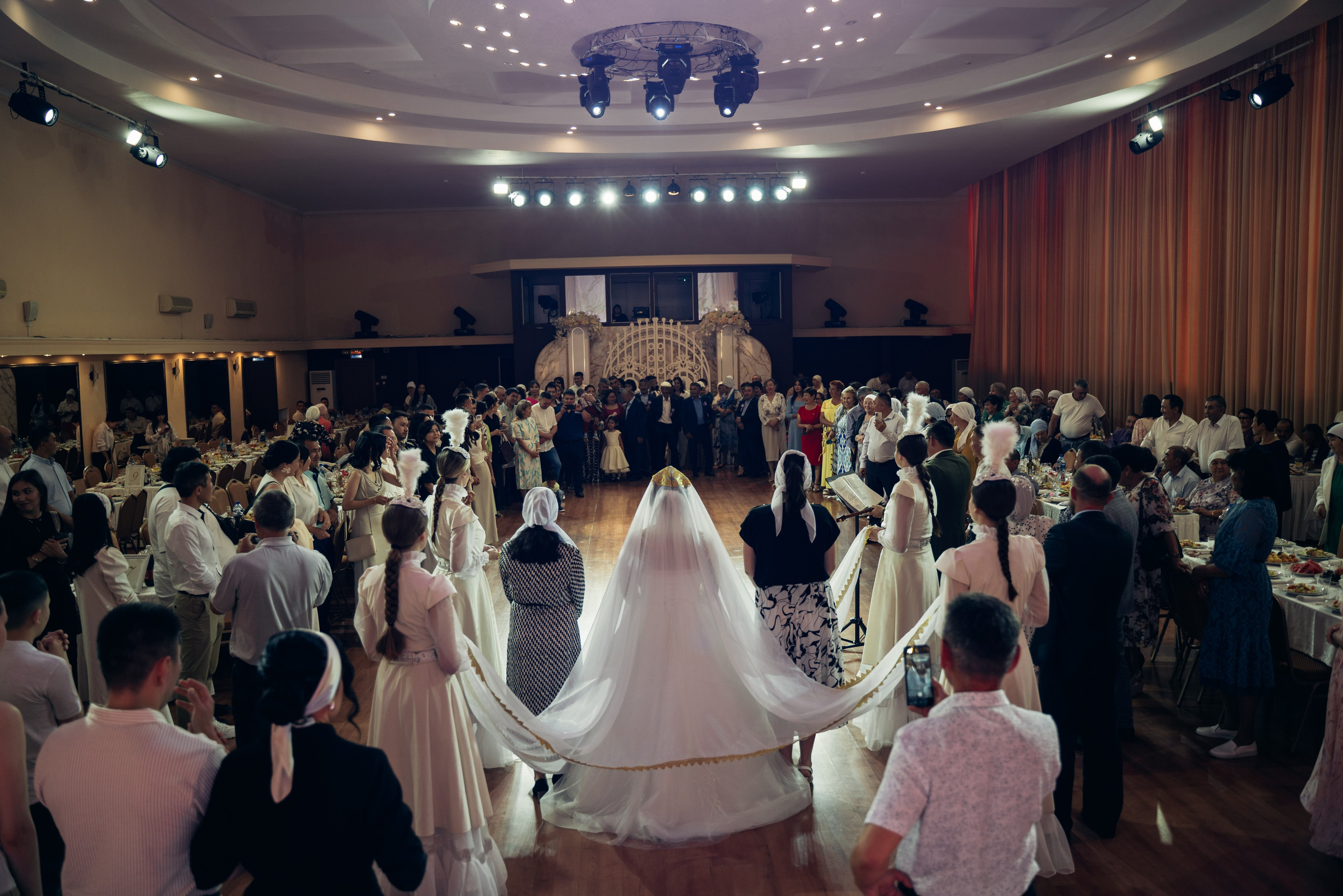 Ерлан и Айгера. Свадебный день. Отбор. ДК Орджоникидзе. Семейный и свадебный фотограф Молодзяновская Елена