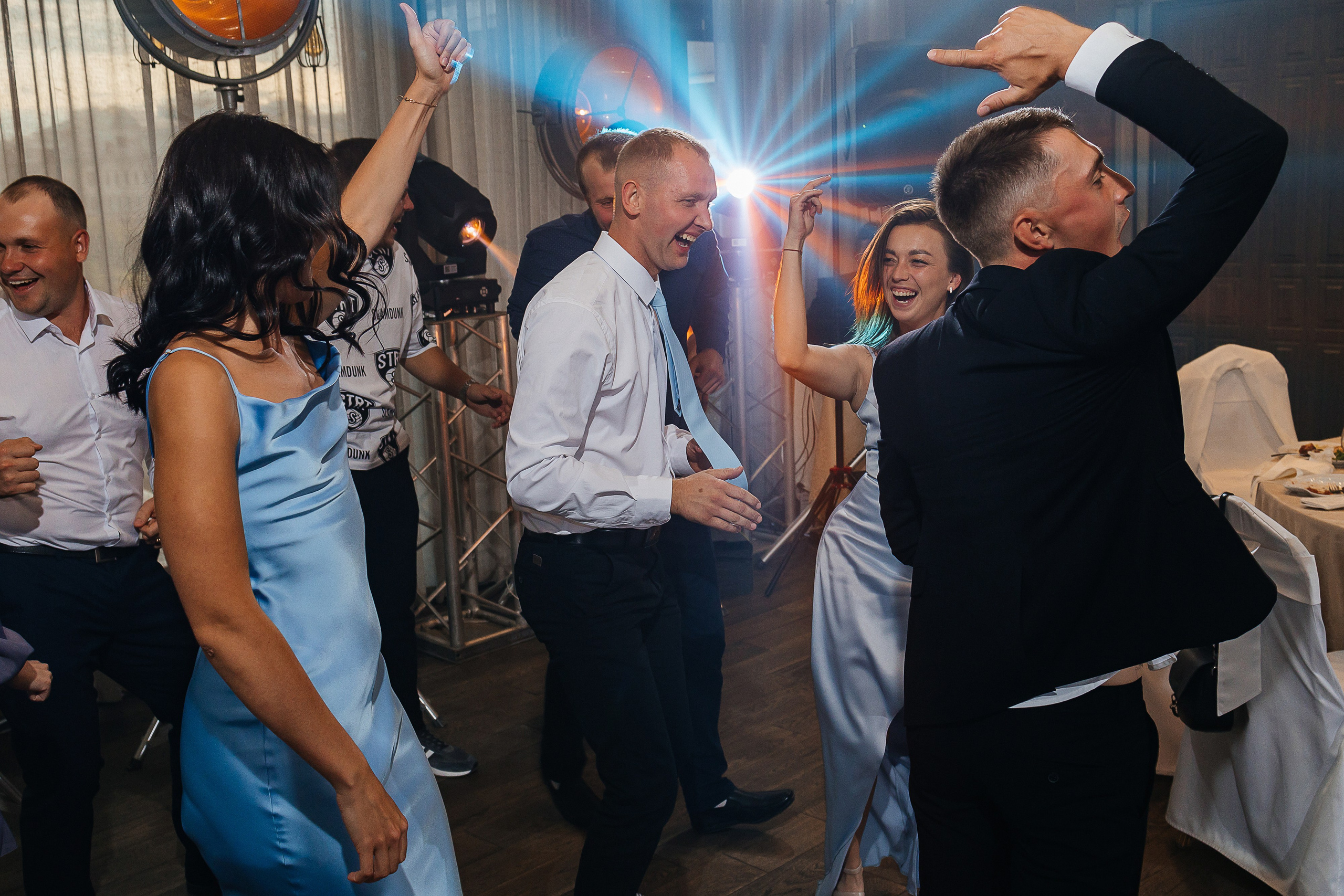 Волшебное утро невесты в номере отеля. Олег Сверчков | Свадебный фотограф Вологда