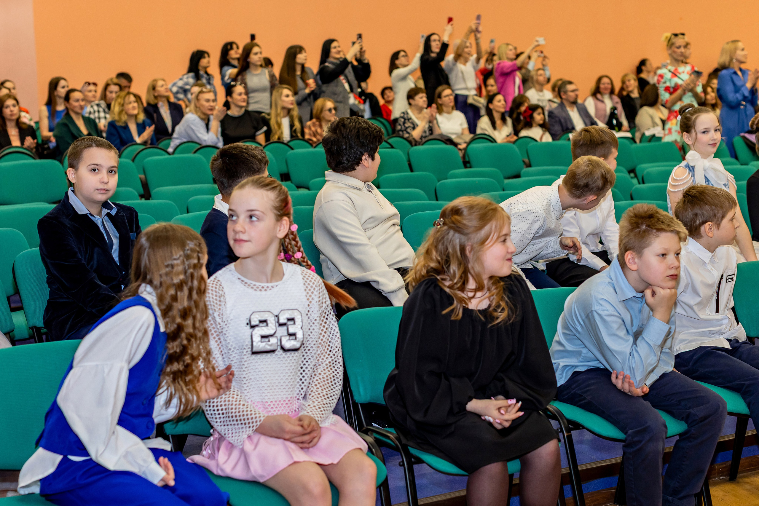 Выпускной праздник в начальной школе. Фотограф и видеограф Москва. Свадебный фотограф, видеограф. Выпускные альбомы. Оживающие альбомы