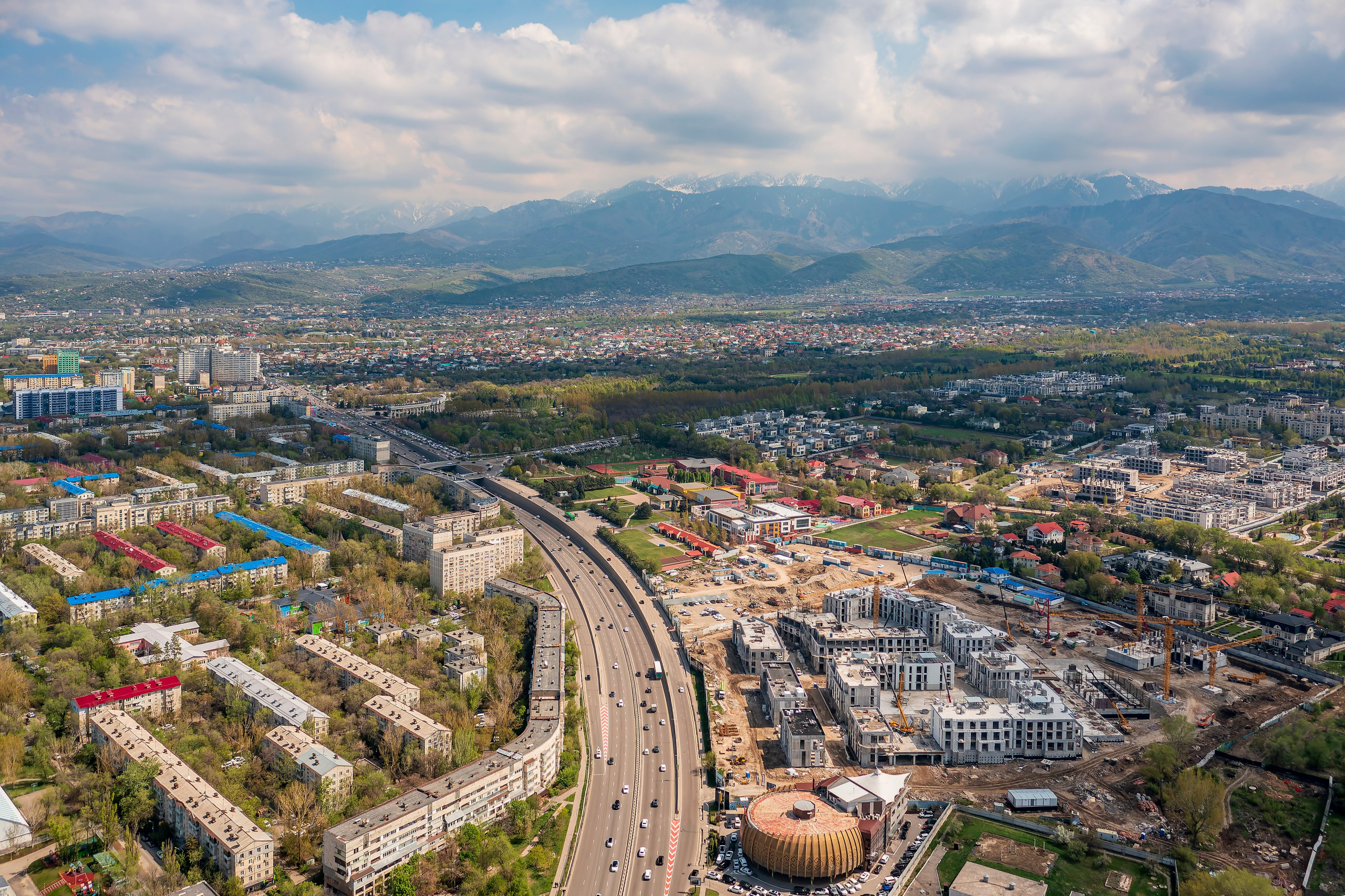 Алматы, ЖК 1st от Bi Group — аэросъёмка на фоне гор, апрель 2026. Интерьерный фотограф Алматы