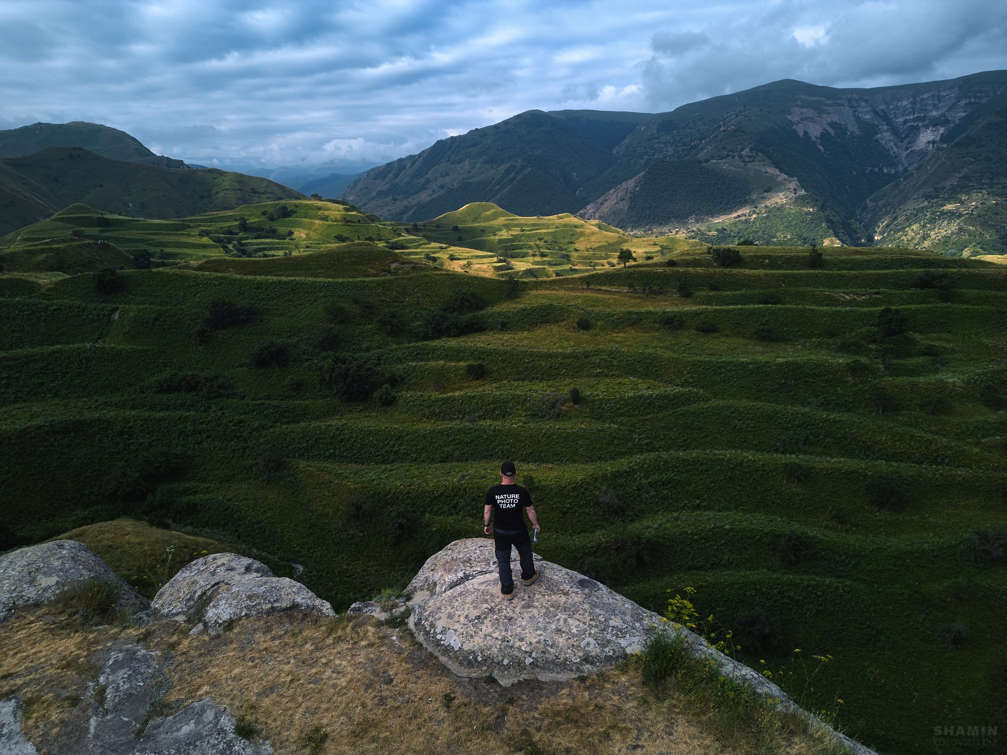 Фотографии горного Дагестана: величественные каньоны, изумрудные реки, древние башни и террасные склоны. Природа и архитектура республики в мягком свете рассветов и закатов, снятые с дрона и земли, передающие дух и масштаб Кавказа. Фотограф Константин Шамин