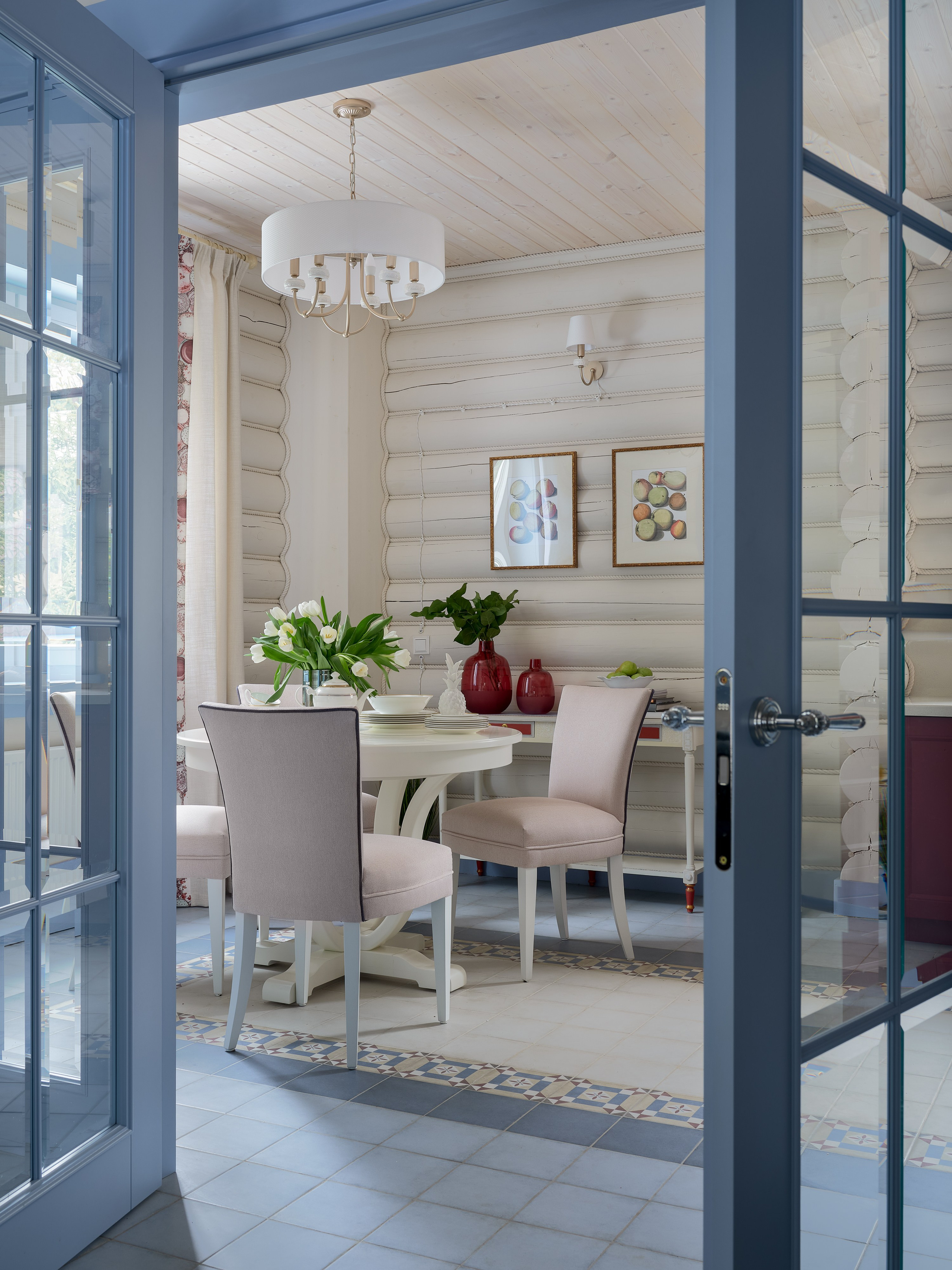 Бревенчатый светлый дом. Фотограф Наталья Вершинина