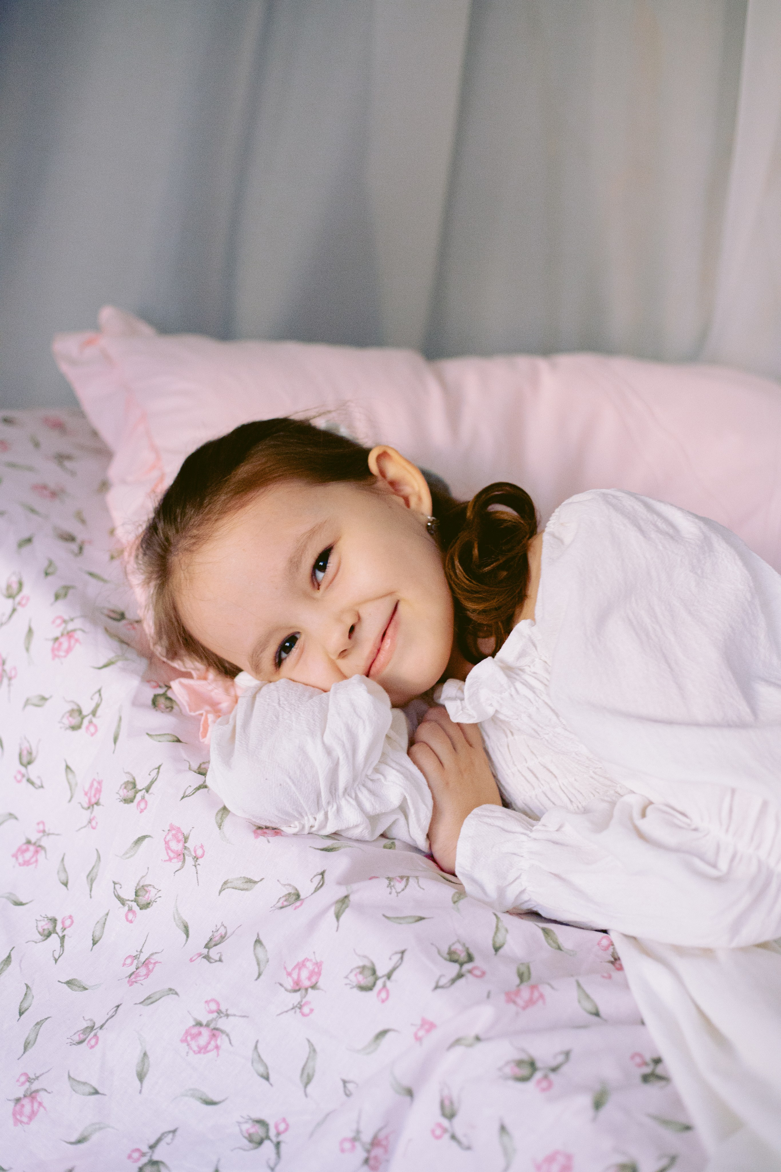 Семейная фотосессия мамы и дочки с мимозой в фотостудии. Фотограф в Санкт-Петербурге, Анна Скворцова