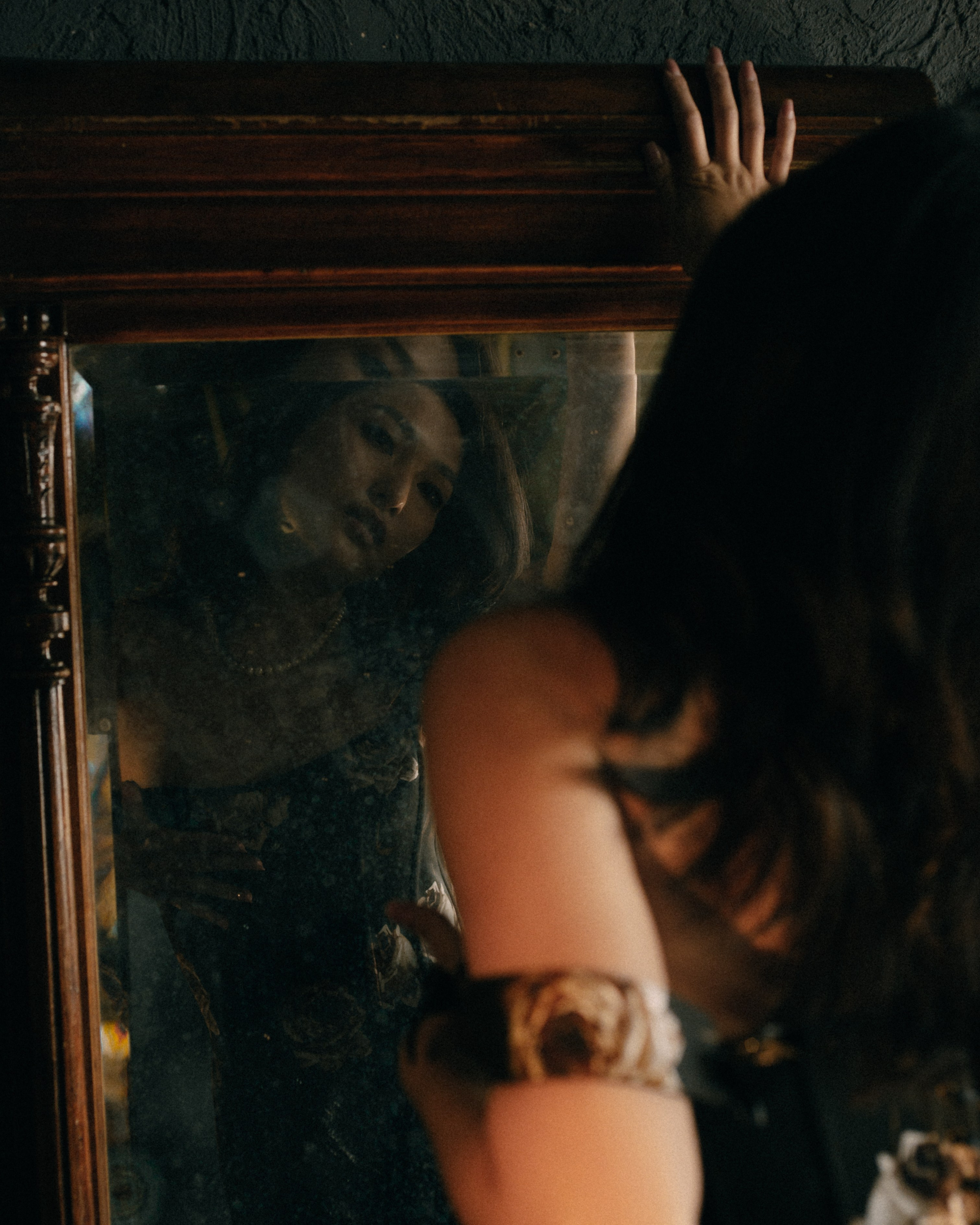 Драматичный женский портрет, глубокий взгляд, контрастное освещение,фотосессия Новосибирск, женская фотосессия в Новосибирске, женский фотограф, фотосессия в студии, красивая девушка